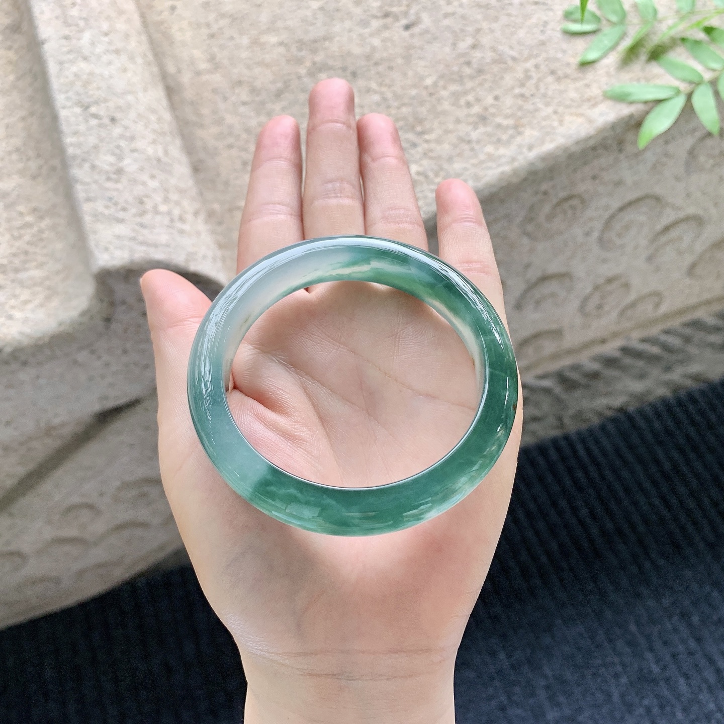 正圈56 57 【圈口】57/12.3/8.5 【编码】B2041027 【描述】冰糯绿花，水润，种老，细腻，无纹裂