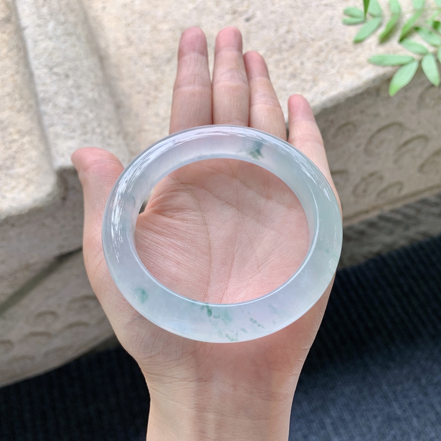 正圈58 59 【圈口】59.2/12.4/10.2 【编码】T9041032 【描述】冰种飘花，清