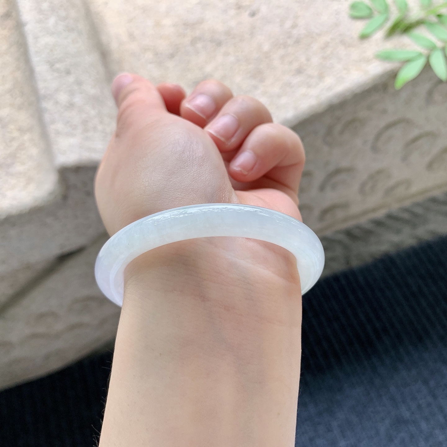 圆条49 50【圈口】50/7/7.8【编码】GL041048【描述】糯冰淡粉紫，水润，种老，细腻，打灯有棉线