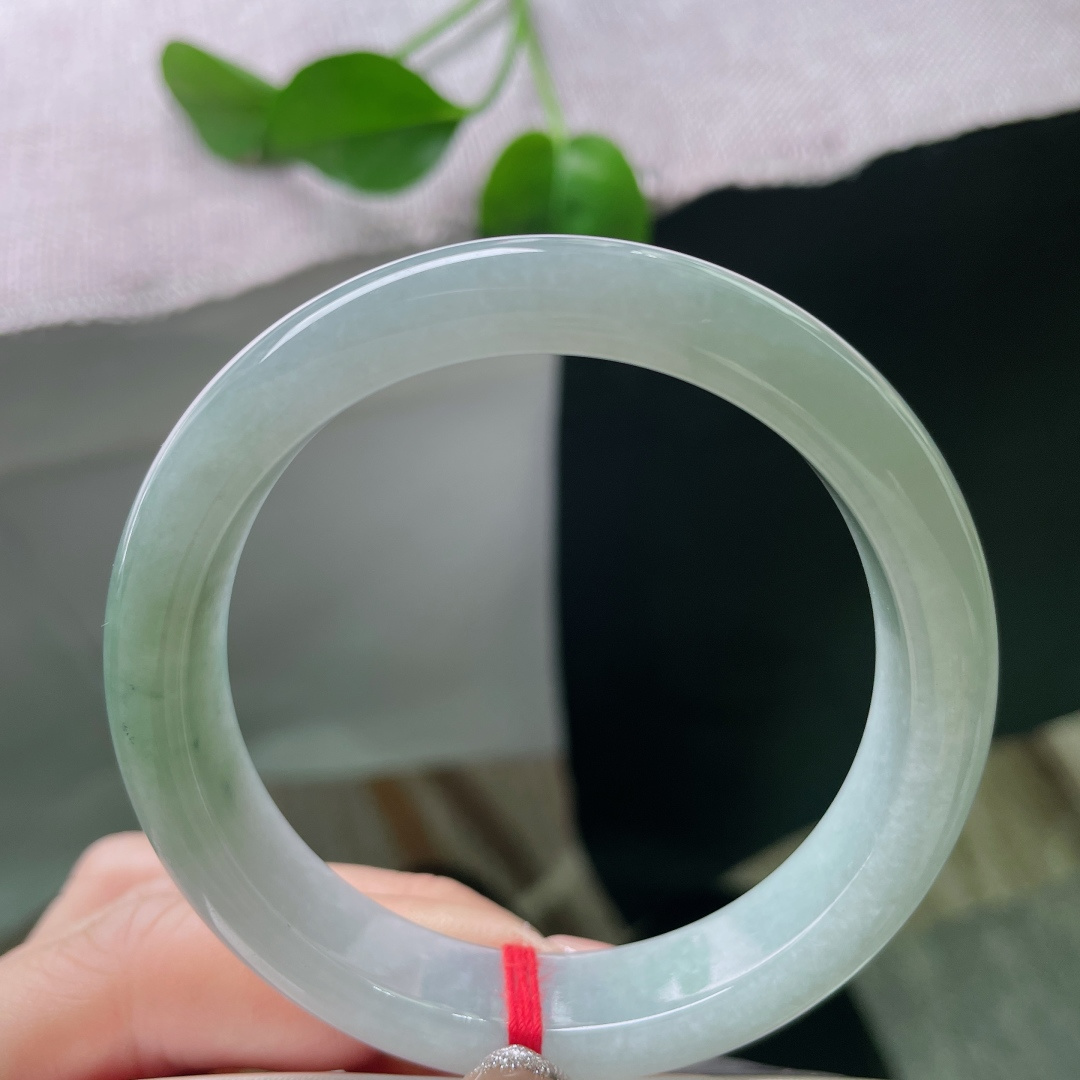 54/12.2/7.9，淡绿底正圈，水头好，种老，佩戴优雅端庄，素丽，乌鸡