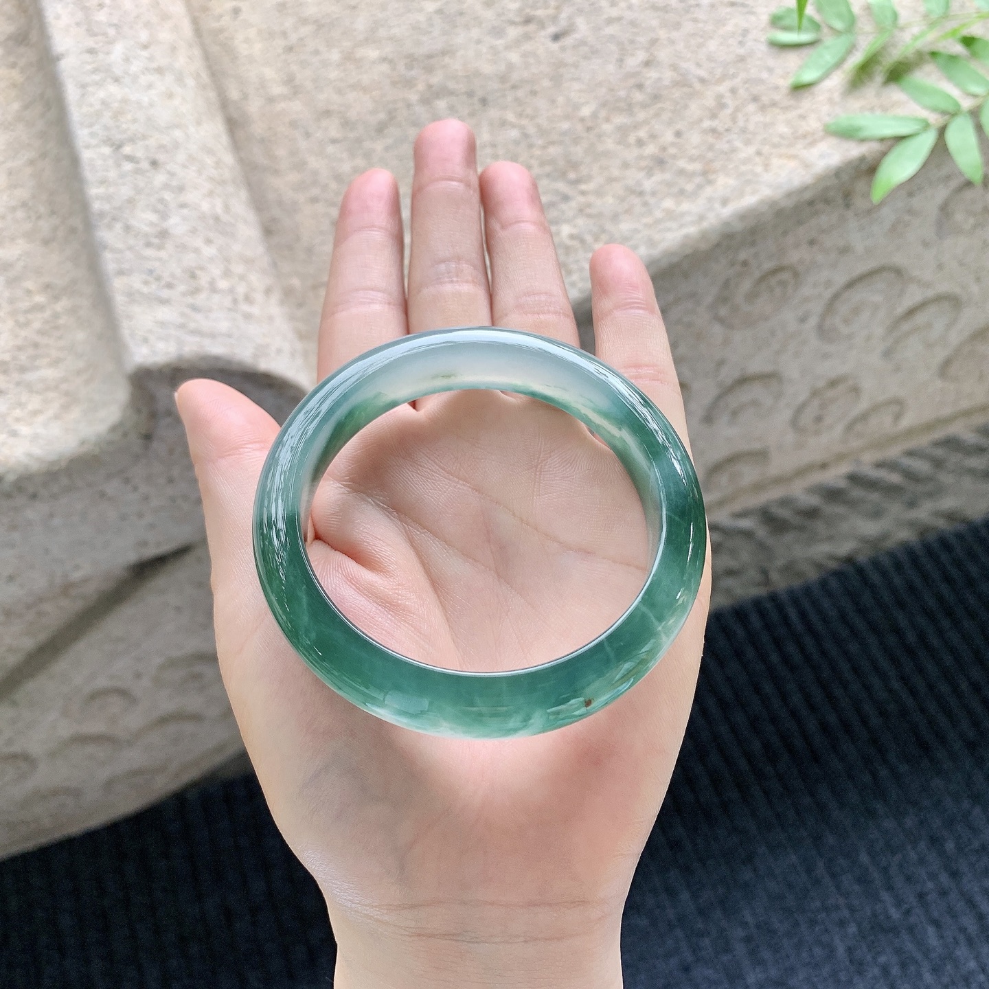 正圈56 57 【圈口】57/12.3/8.5 【编码】B2041027 【描述】冰糯绿花，水润，种