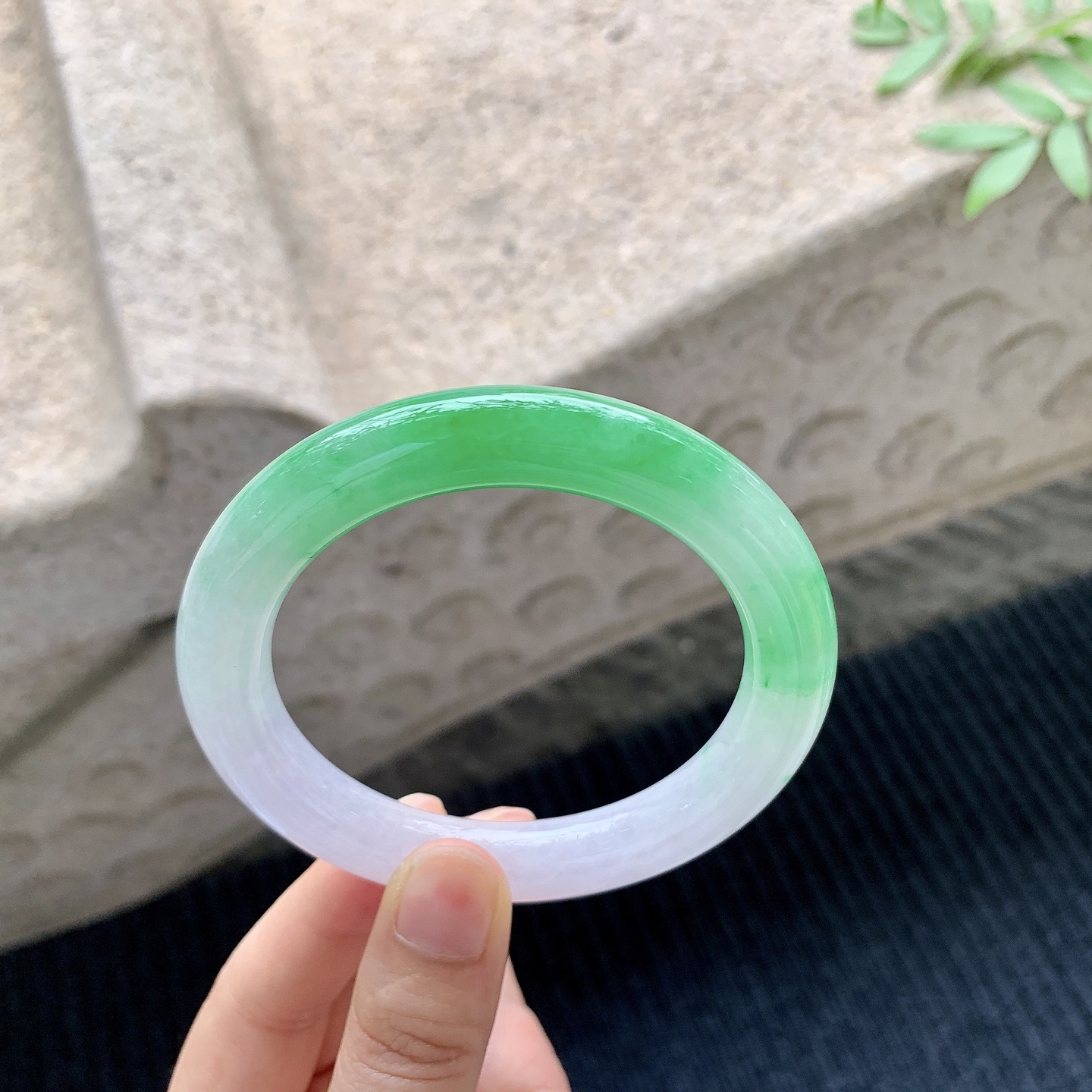 圆条57 58 【圈口】58/10.2/10.6 【编码】HT041026 【描述】冰糯辣阳绿，色辣，水润，种老，细腻，打灯有棉线