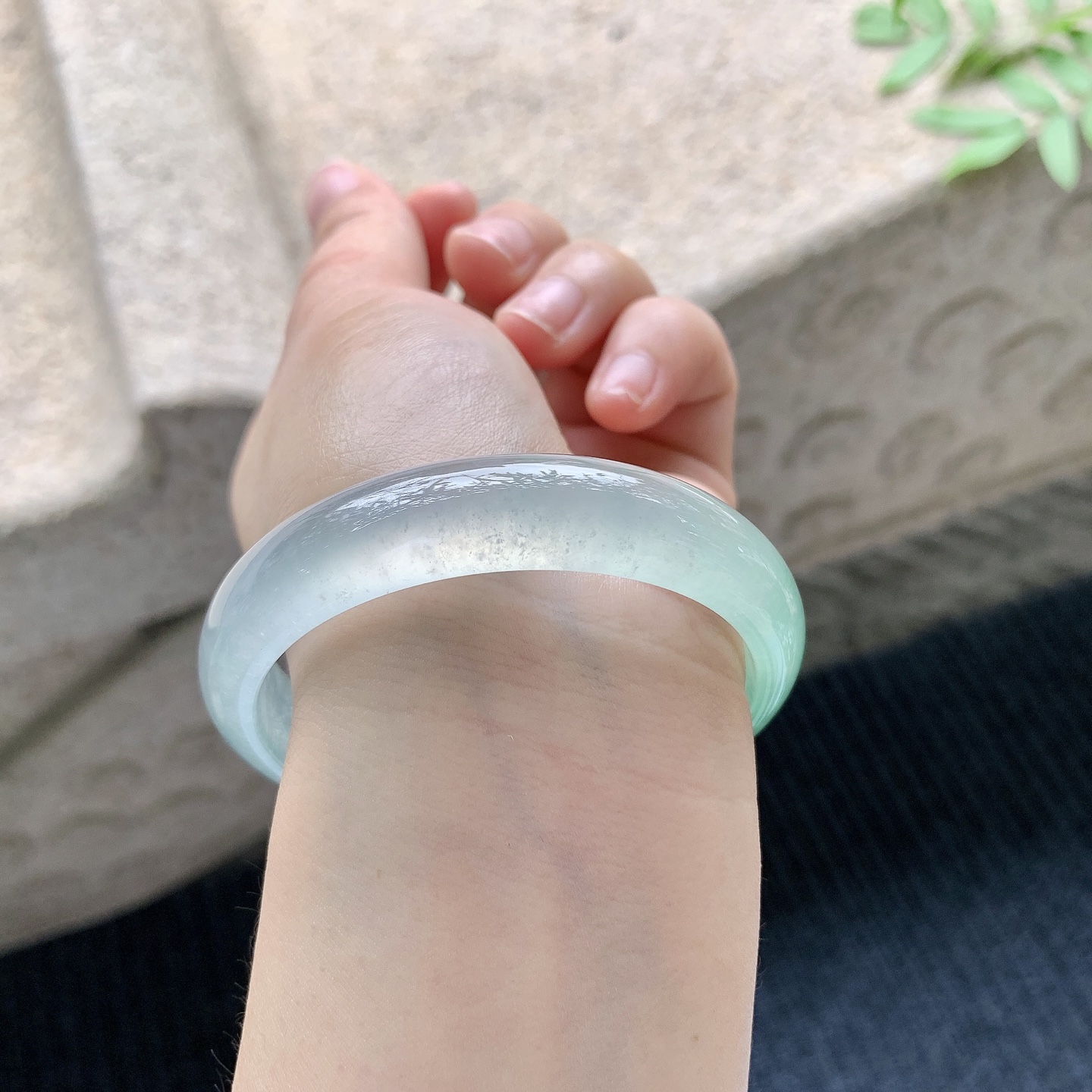 正圈54 55【圈口】54.8/12.2/7【编码】TR041038【描述】高冰飘阳绿，起荧光，水润，种老，无裂纹