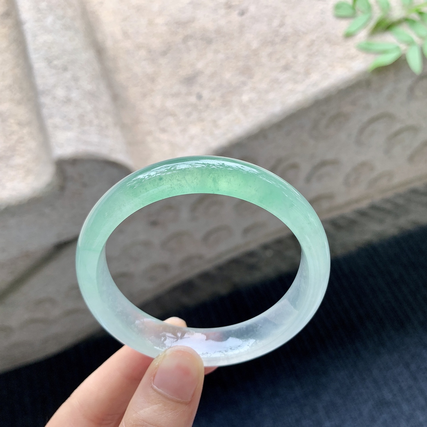 正圈54 55【圈口】54.8/12.2/7【编码】TR041038【描述】高冰飘阳绿，起荧光，水润，种老，无裂纹