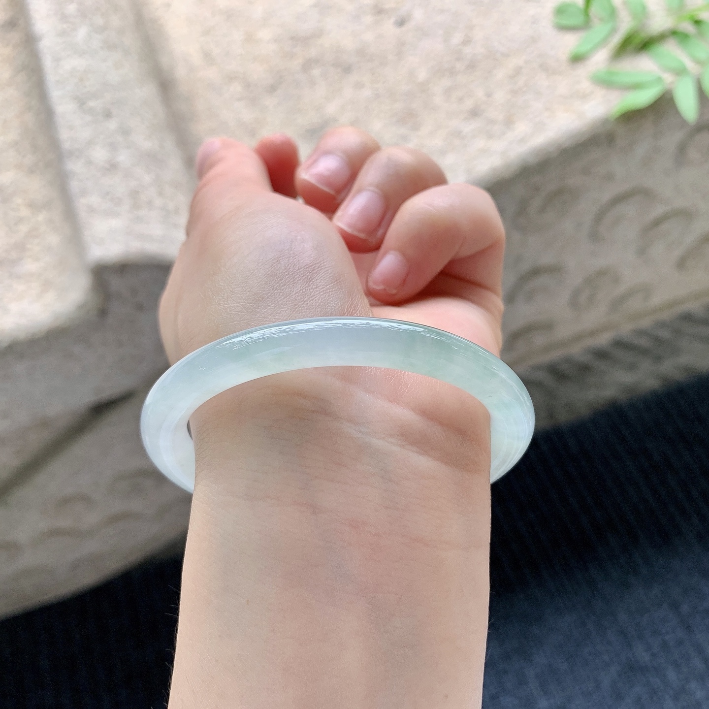 贵妃52 53 【圈口】53.4/46.4/7/7.5 【编码】GL041030 【描述】冰糯飘绿，水润，种老，细腻，无纹裂