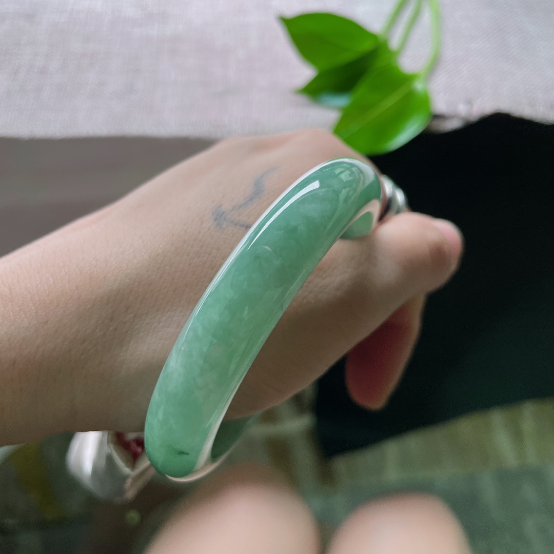 55.8/11.7/7.9，绿底，水润，细腻，优雅，甜美，大气，ss49808a