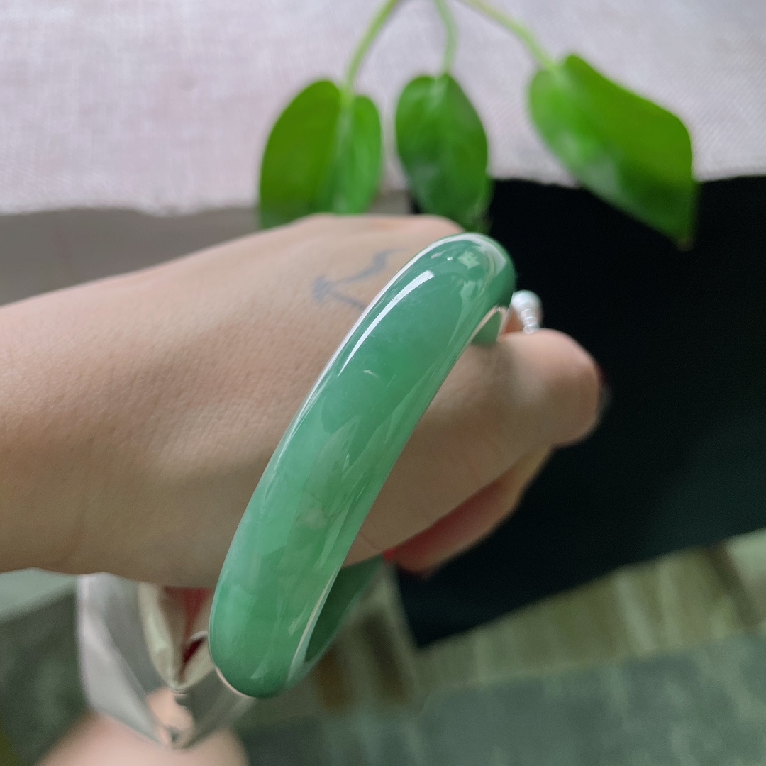 54.5/12/7.8，绿底正圈，水润，质地温润细腻，心若向绿，处处青山。一点皮纹，ss50144a
