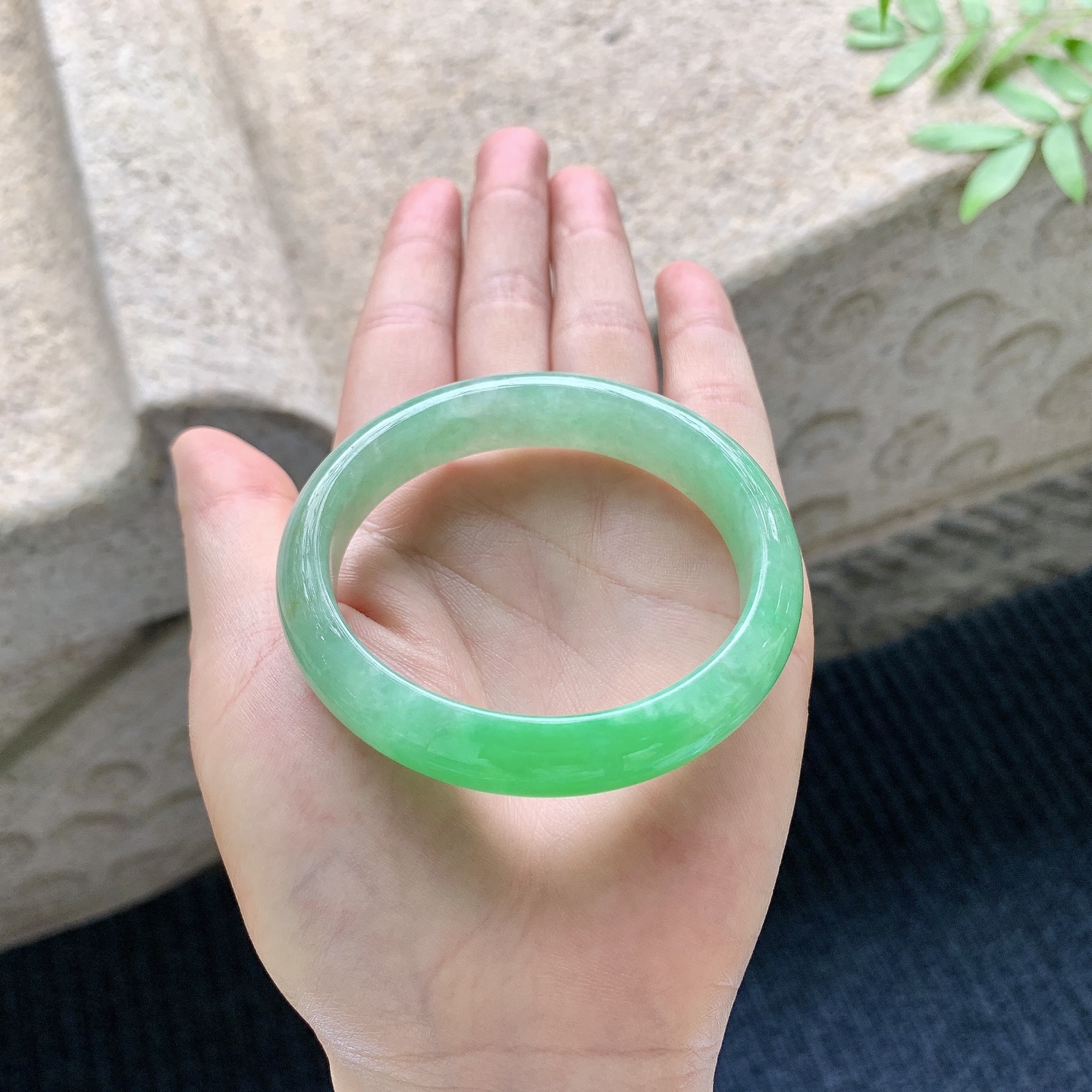 贵妃53 54 【圈口】54/47/13/7.2 【编码】A1041044 【描述】糯冰辣阳绿，水润