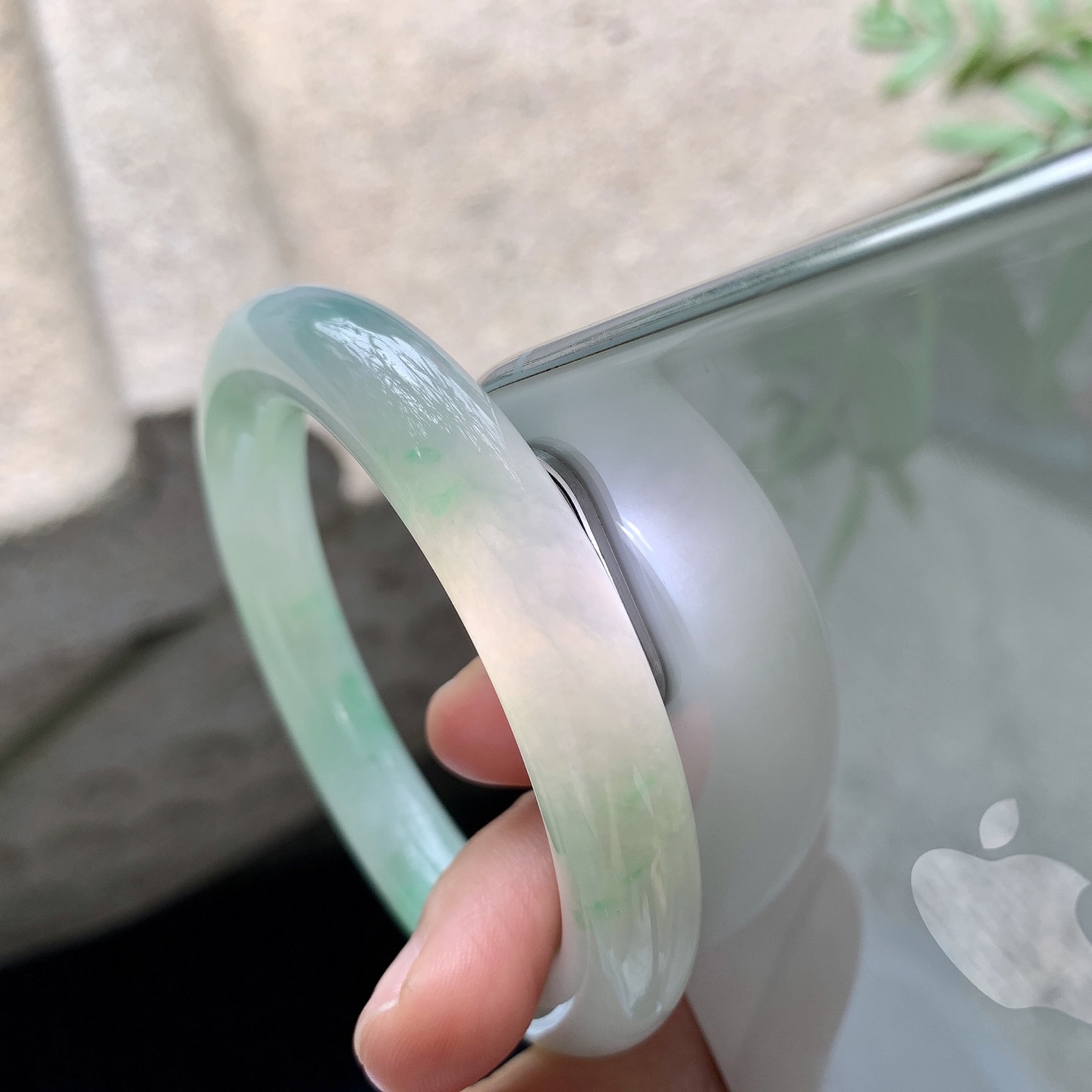 圆条54 55【圈口】55/10.7/10.6【编码】FL041049【描述】糯冰飘绿，水润，种老，细腻，打灯有棉线