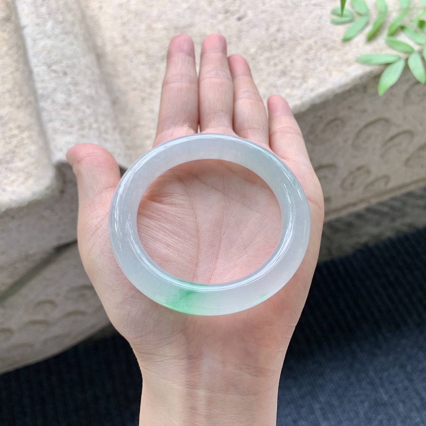 圆条49 50 【圈口】50.5/9.3/9.4 【编码】LH041035 【描述】糯冰飘阳绿，水润