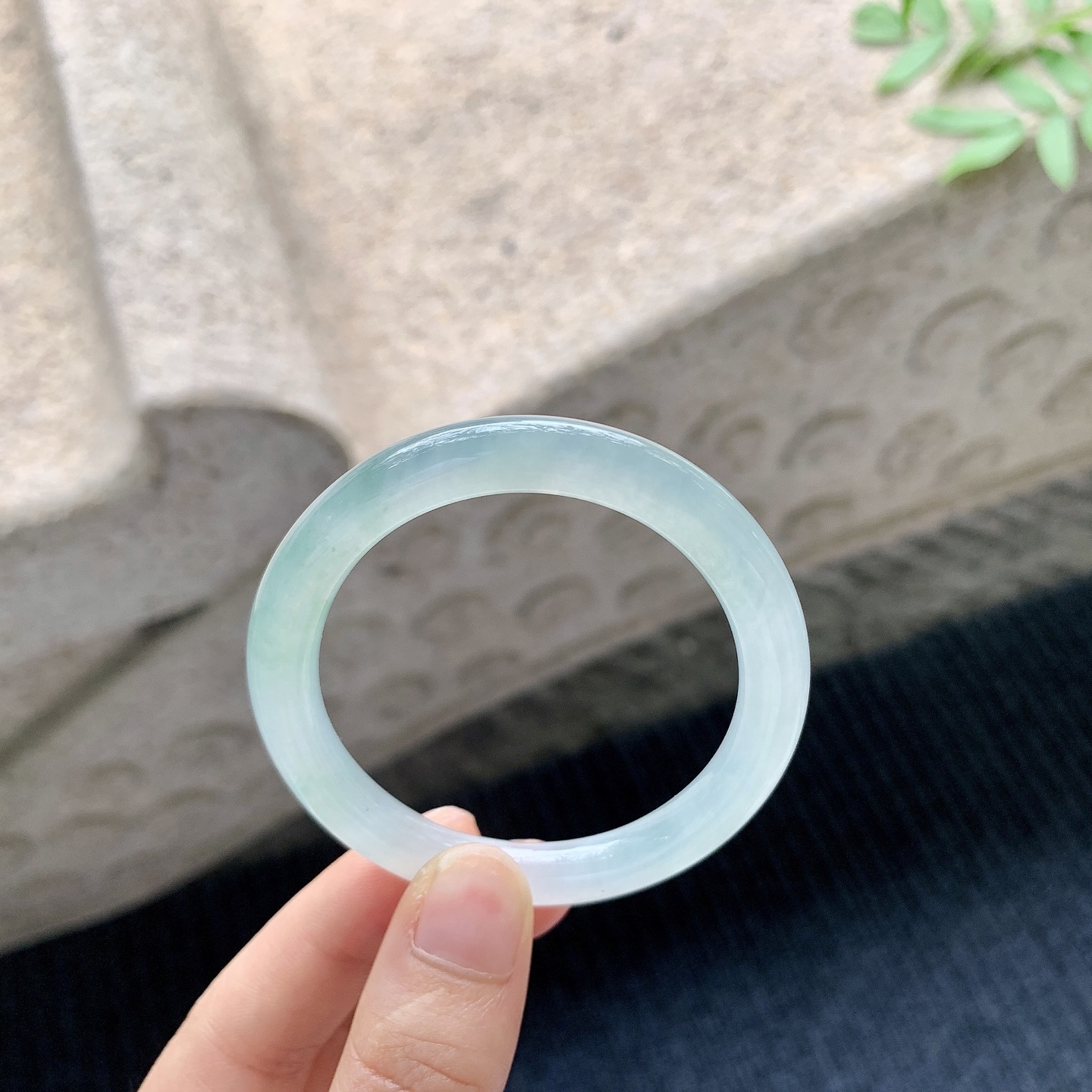 贵妃52 53 【圈口】53.4/46.4/7/7.5 【编码】GL041030 【描述】冰糯飘绿，水润，种老，细腻，无纹裂