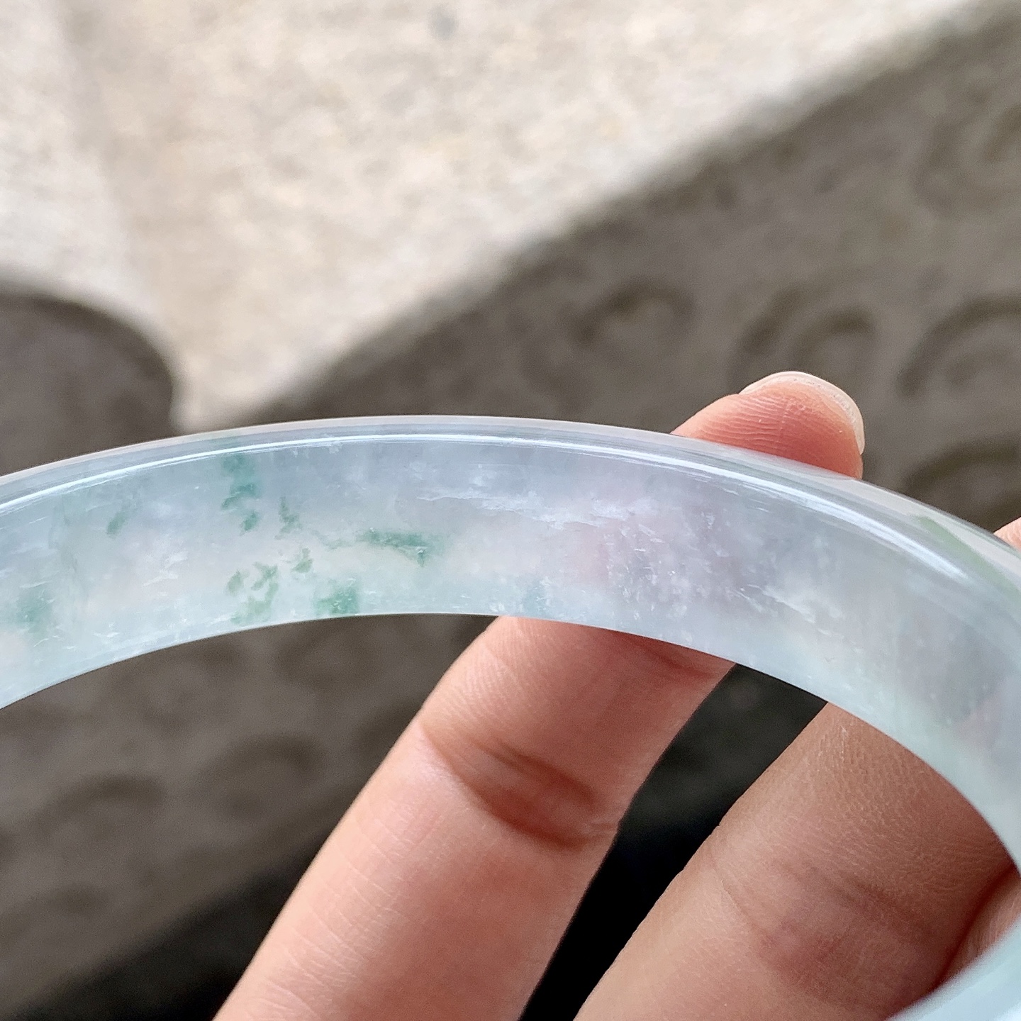 正圈58 59 【圈口】59.2/12.4/10.2 【编码】T9041032 【描述】冰种飘花，清透，水润，种老，细腻，打灯有絮线