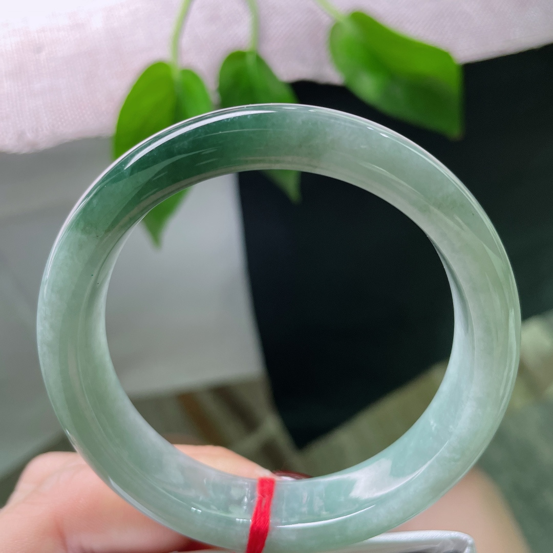 56.8/12.7/8.3，油青正圈，颜色由浅入深，过渡自然光，佩戴典雅