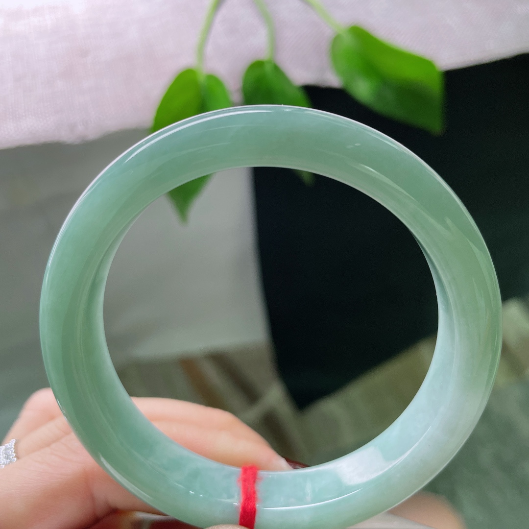 58/12.2/8.5绿底正圈，水润，质地温润细腻，干净清爽，柔美动人