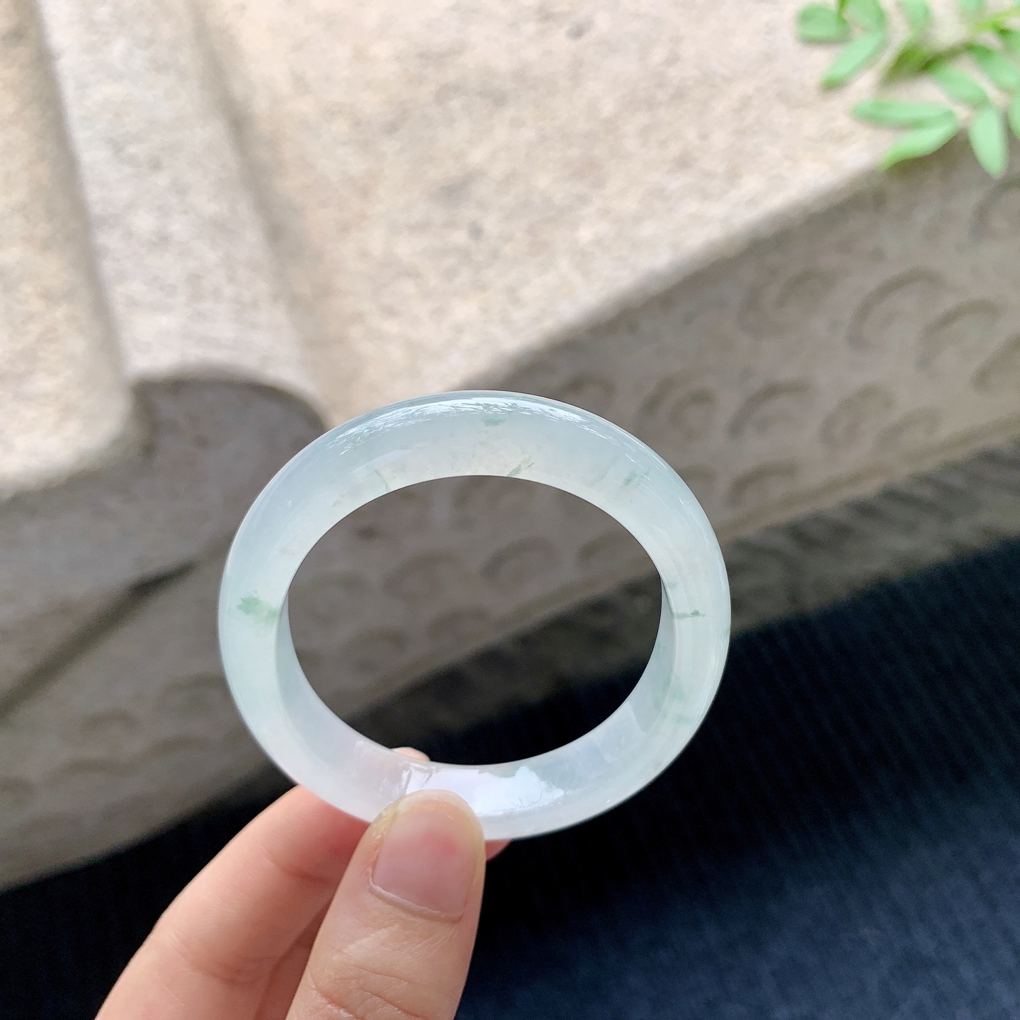 贵妃51 52 【圈口】52.3/45/10/7 【编码】DZ041021 【描述】糯冰飘花，水润，种老，细腻，无纹裂