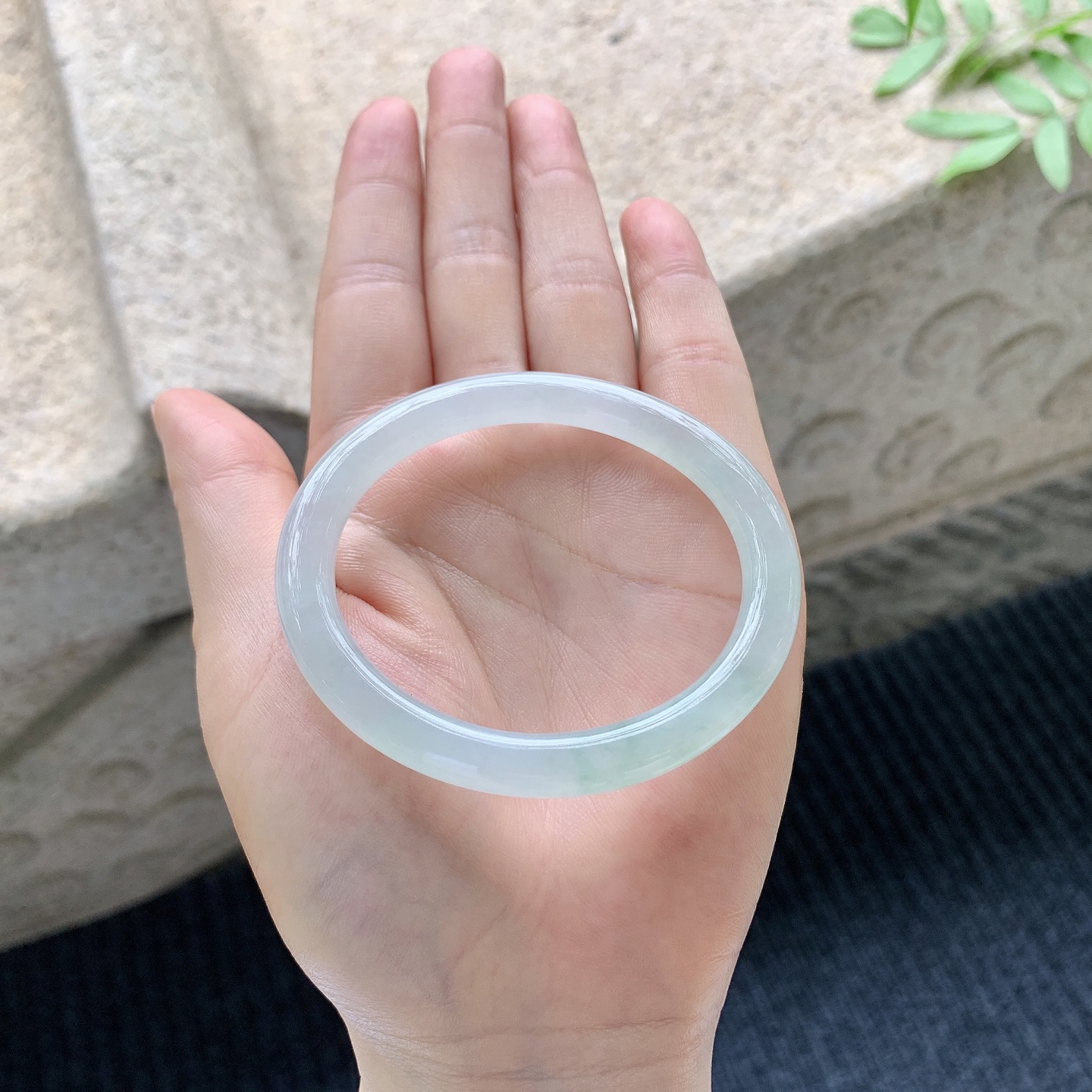 贵妃52 53 【圈口】53.4/46.4/7/7.5 【编码】GL041030 【描述】冰糯飘绿，水润，种老，细腻，无纹裂