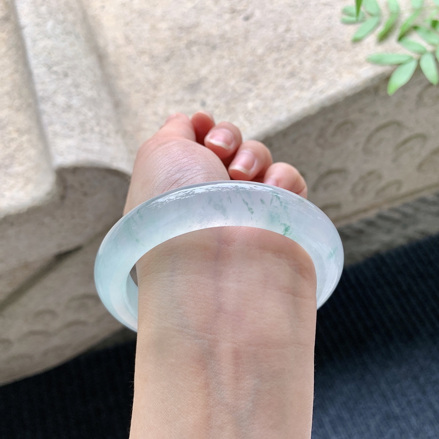 正圈58 59 【圈口】59.2/12.4/10.2 【编码】T9041032 【描述】冰种飘花，清透，水润，种老，细腻，打灯有絮线