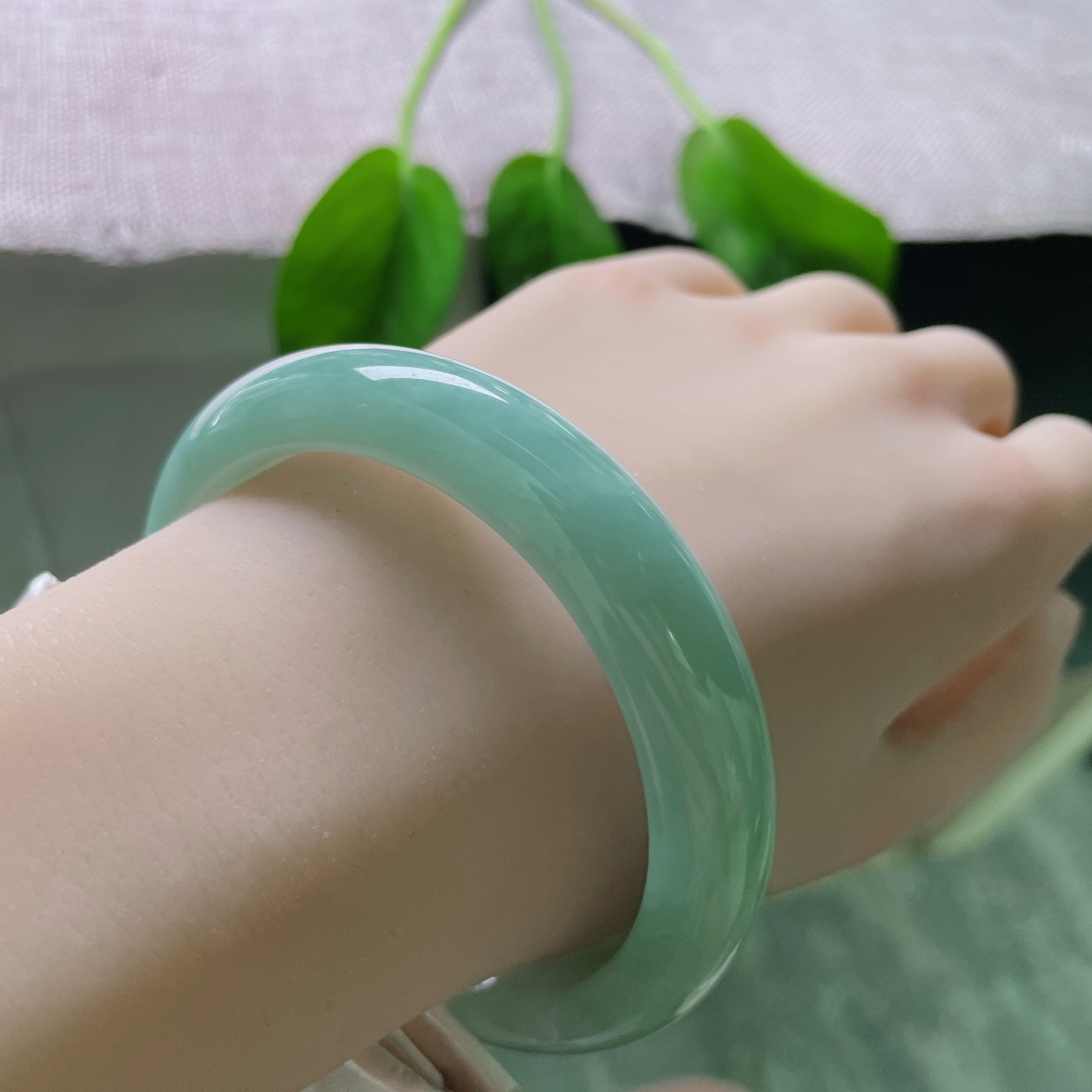 58/12.2/8.5绿底正圈，水润，质地温润细腻，干净清爽，柔美动人