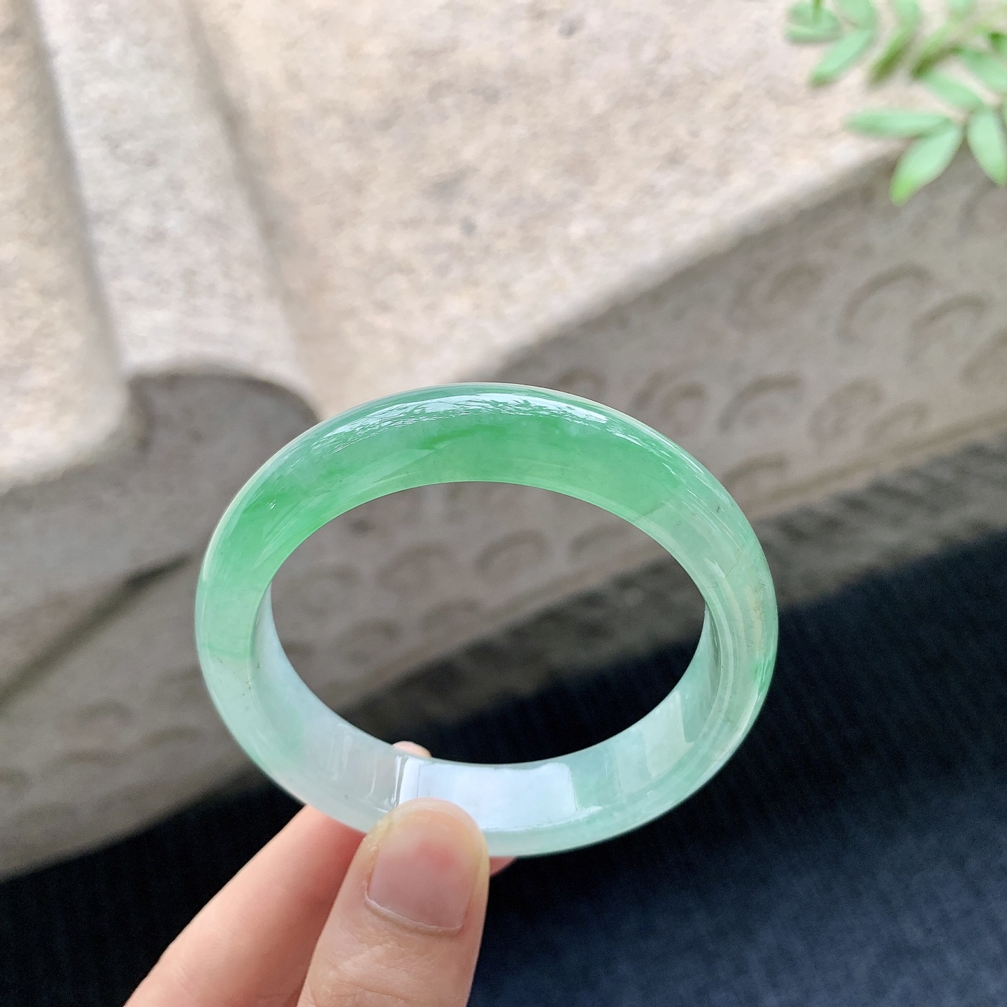 正圈50 51 【圈口】51.5/12/7.2 【编码】A1041041 【描述】糯冰飘绿，水润，种老，细腻，有纹线