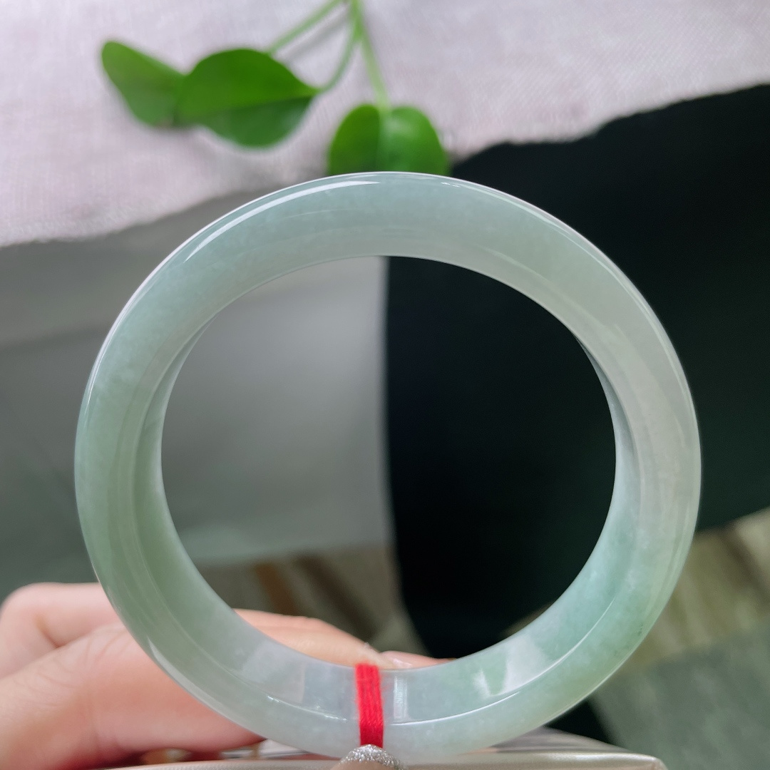 54/12.2/7.9，淡绿底正圈，水头好，种老，佩戴优雅端庄，素丽，乌鸡