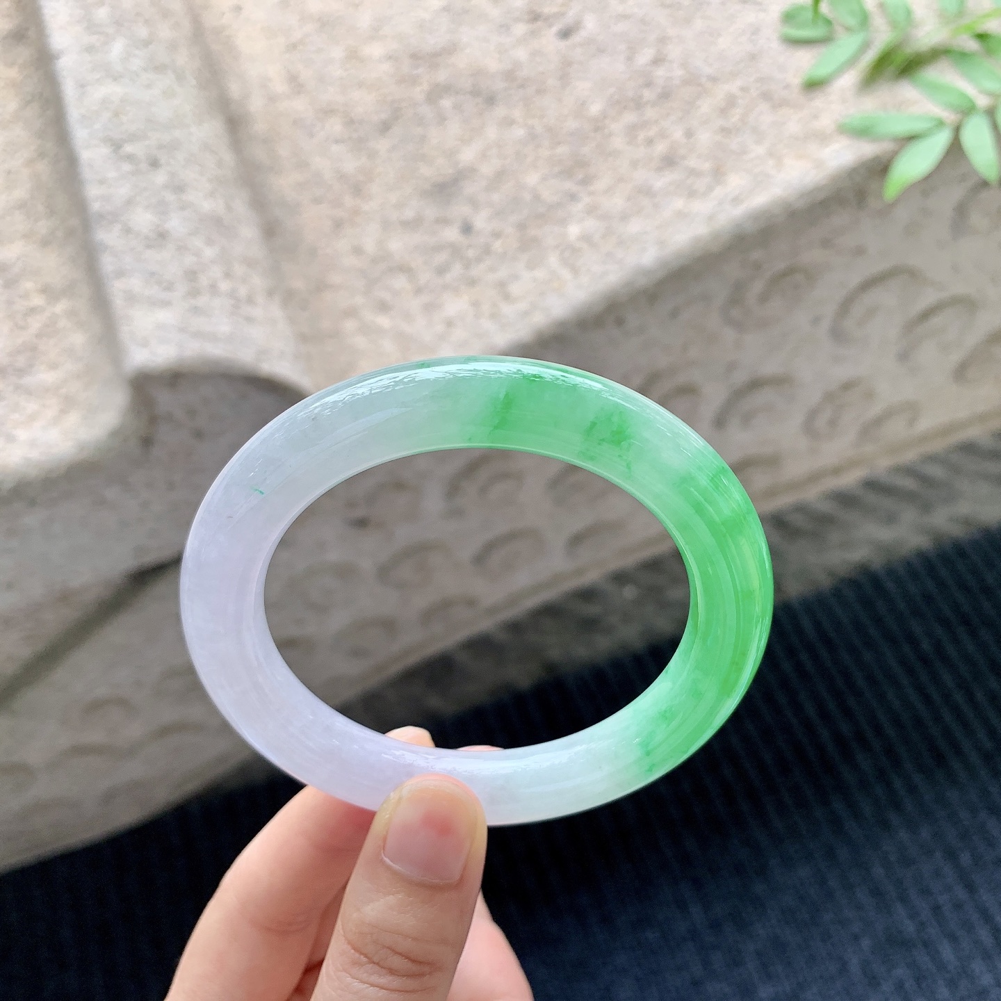 圆条57 58 【圈口】58/10.2/10.6 【编码】HT041026 【描述】冰糯辣阳绿，色辣，水润，种老，细腻，打灯有棉线