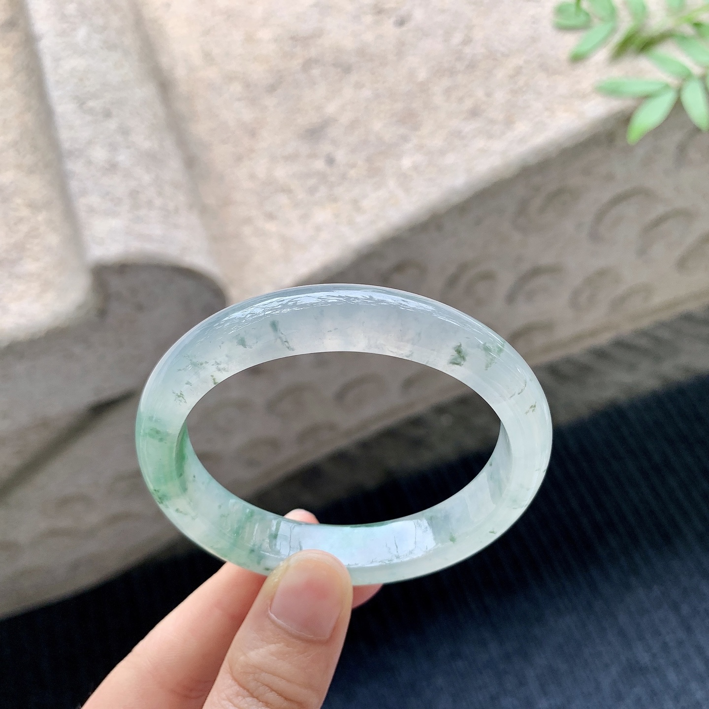 贵妃54 55【圈口】55/49.3/11.3/7.6【编码】A4041014【描述】冰飘花，清透，水润，种老，细腻，无纹裂