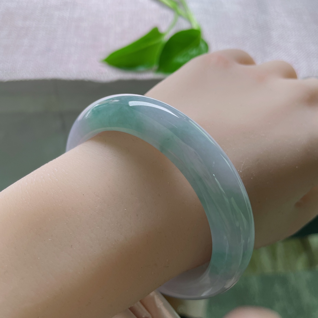 55.7/13.1/9，紫罗兰正圈，水润，一半烟火，一半诗意，不负春光不负己。整体。ss49998a