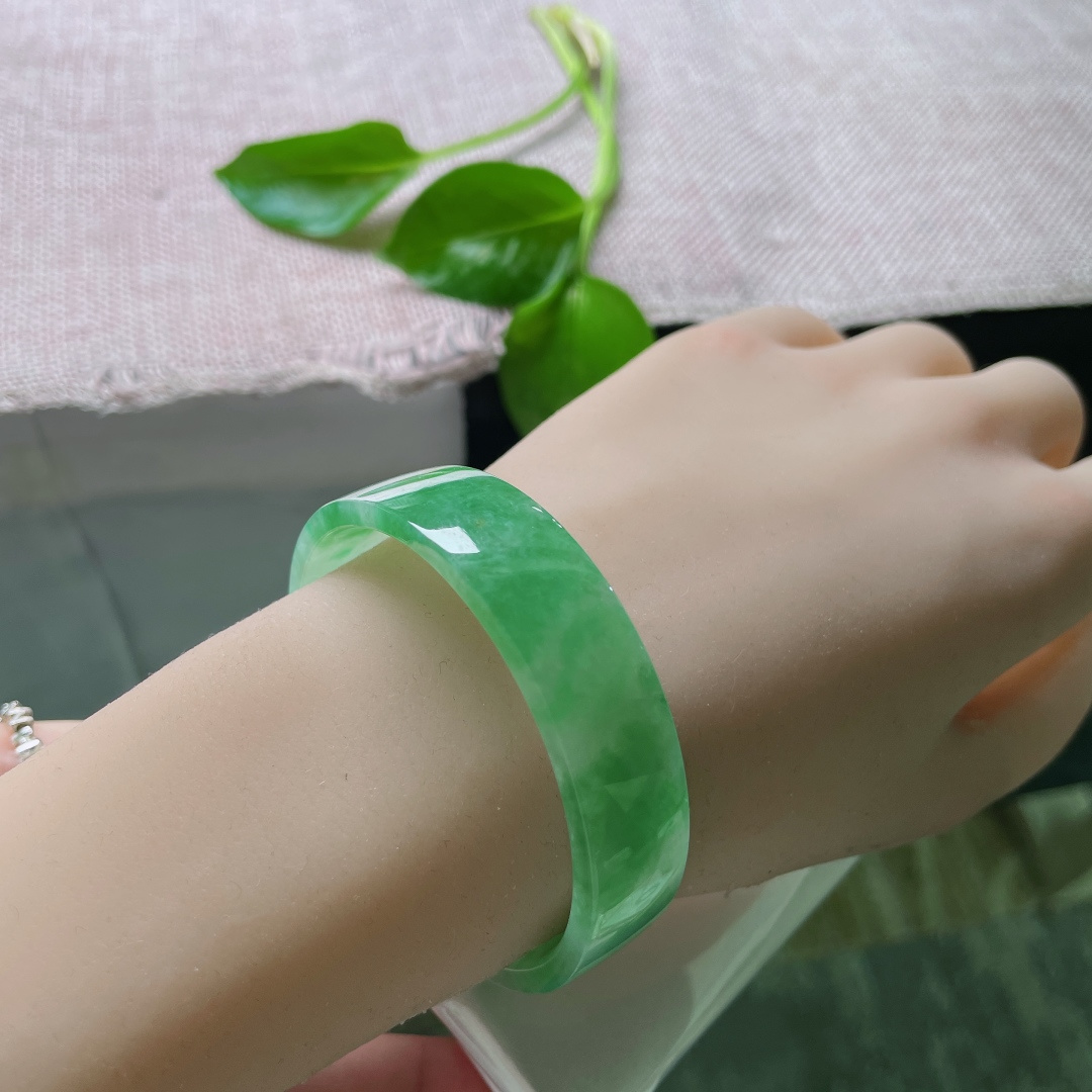 52/13.6/4.2，绿底正圈，方镯，水头好，圆弧内里，温润贴合，是与你相契的柔肠。一点皮纹，ss50205a