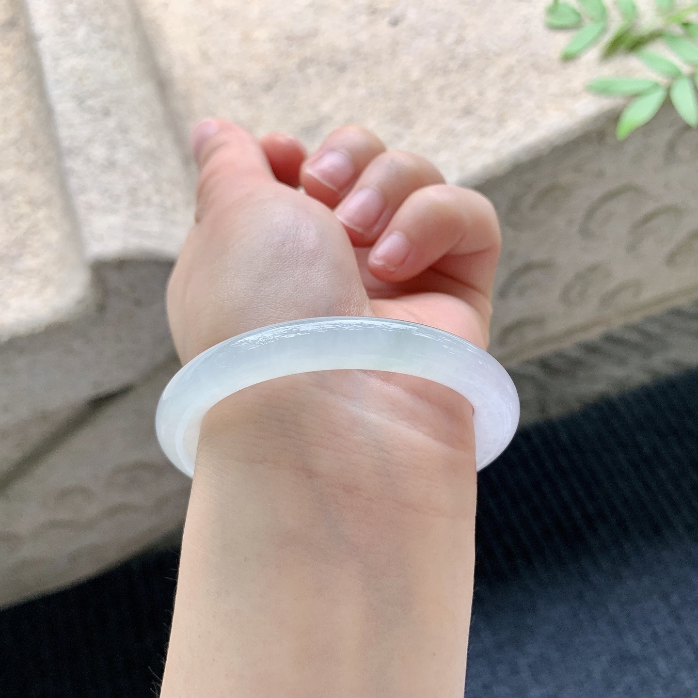 圆条49 50【圈口】50/7/7.8【编码】GL041048【描述】糯冰淡粉紫，水润，种老，细腻，打灯有棉线