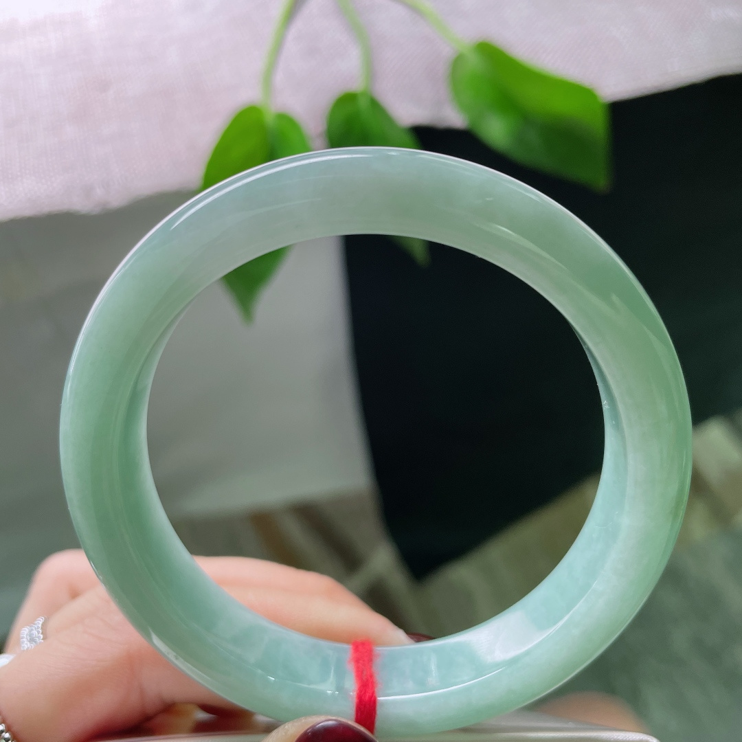 58/12.2/8.5绿底正圈，水润，质地温润细腻，干净清爽，柔美动人