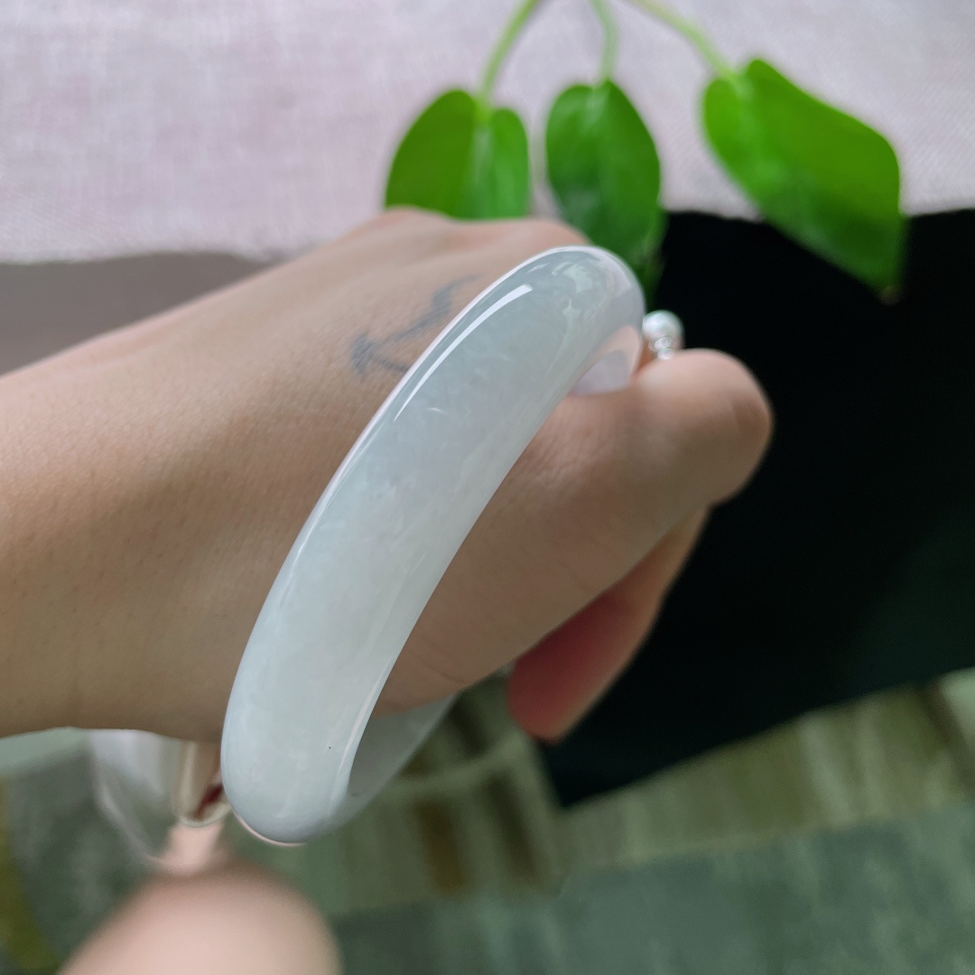 54.6/12/8.3，冰紫正圈，腕间一抹冰紫，是星河坠入寒潭的倒影。晶体，ss50066a