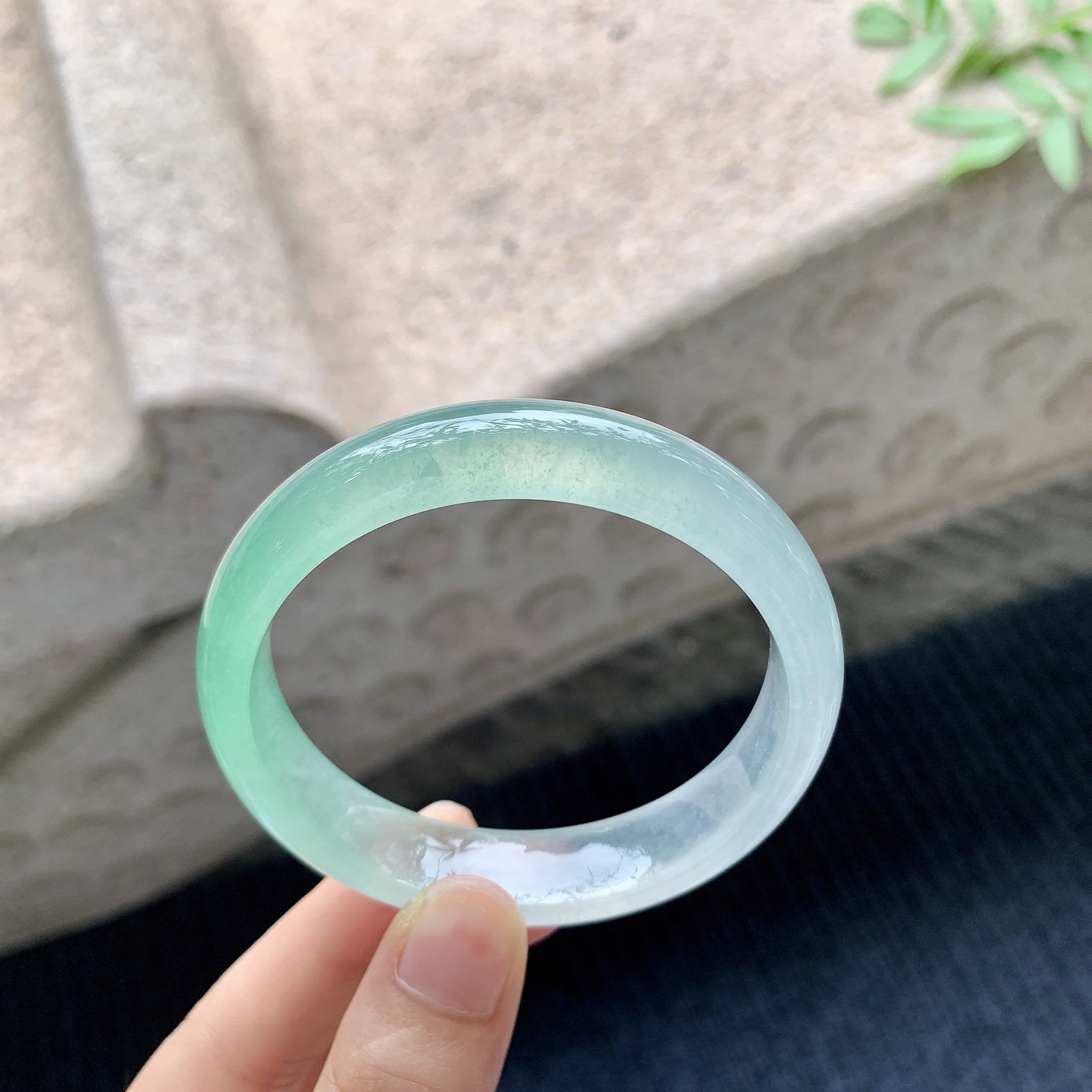 正圈54 55【圈口】54.8/12.2/7【编码】TR041038【描述】高冰飘阳绿，起荧光，水润，种老，无裂纹