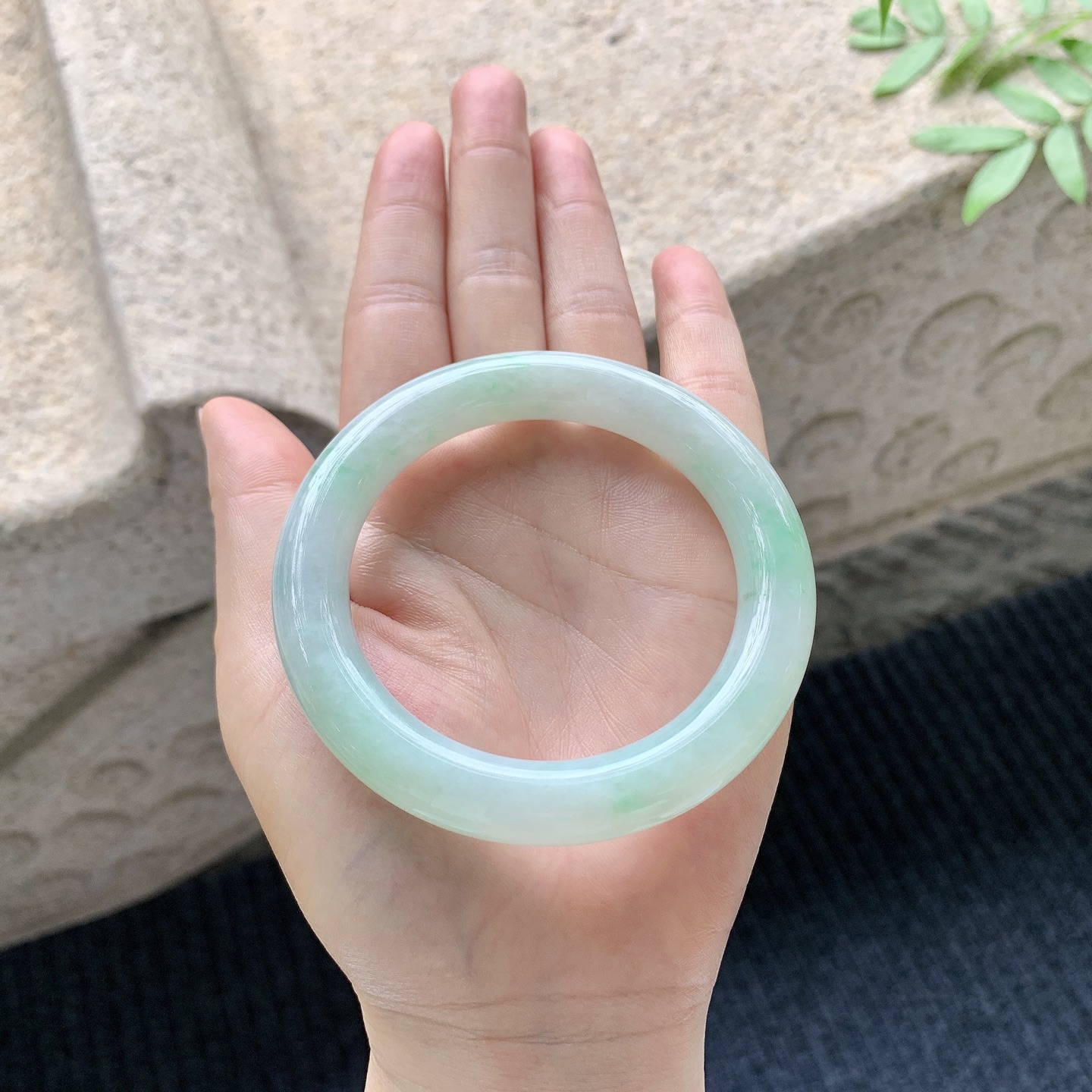 圆条54 55【圈口】55/10.7/10.6【编码】FL041049【描述】糯冰飘绿，水润，种老，细腻，打灯有棉线