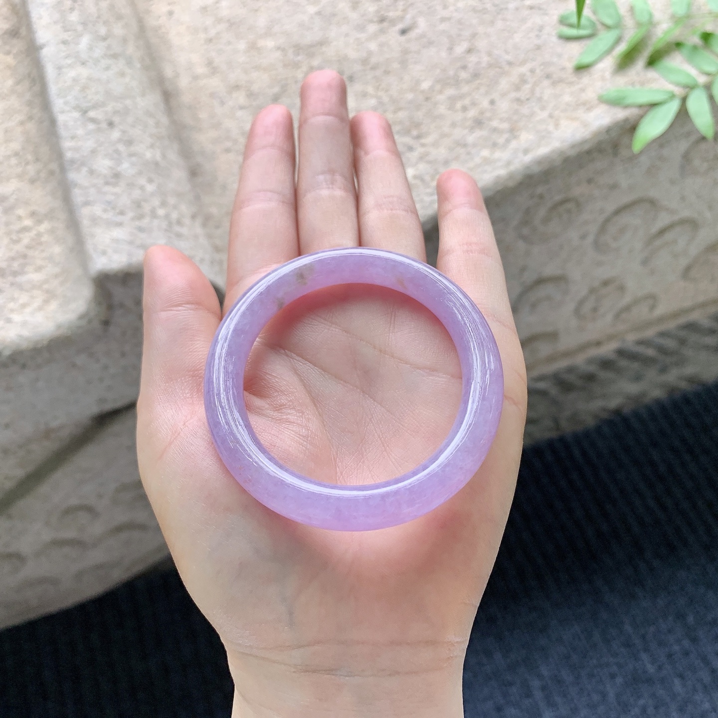 贵妃51 52 【圈口】52.7/47/8.6/8.7 【编码】T3041047 【描述】冰糯艳紫，水润，种老，细腻，无纹裂