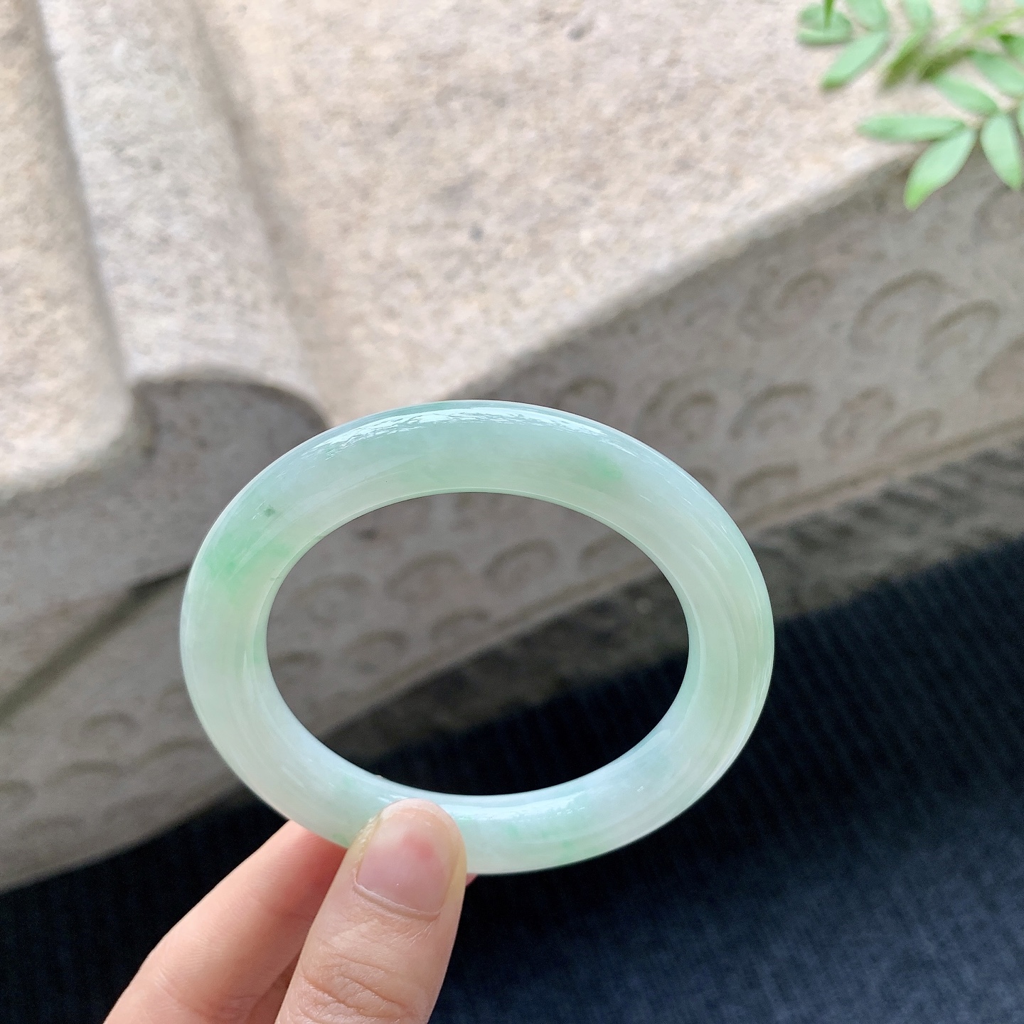 圆条54 55【圈口】55/10.7/10.6【编码】FL041049【描述】糯冰飘绿，水润，种老，细腻，打灯有棉线