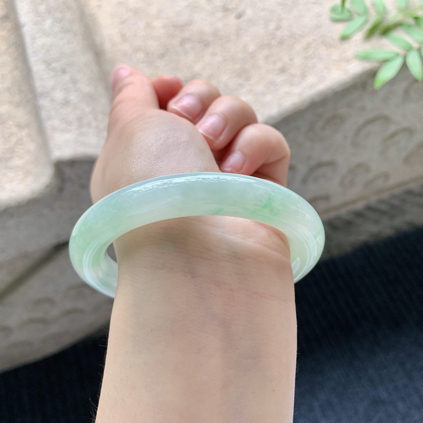 圆条54 55【圈口】55/10.7/10.6【编码】FL041049【描述】糯冰飘绿，水润，种老，细腻，打灯有棉线