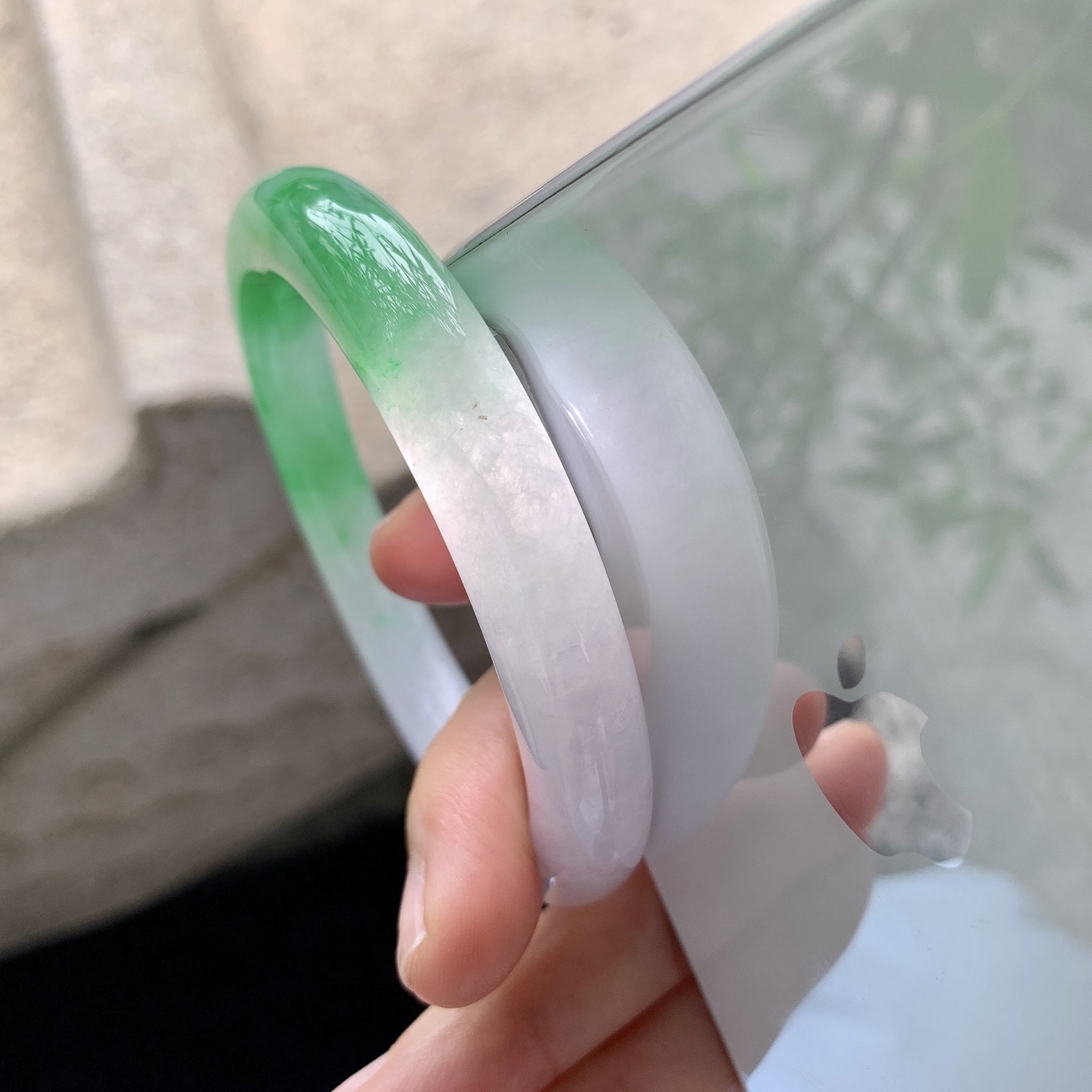 圆条57 58 【圈口】58/10.2/10.6 【编码】HT041026 【描述】冰糯辣阳绿，色辣，水润，种老，细腻，打灯有棉线