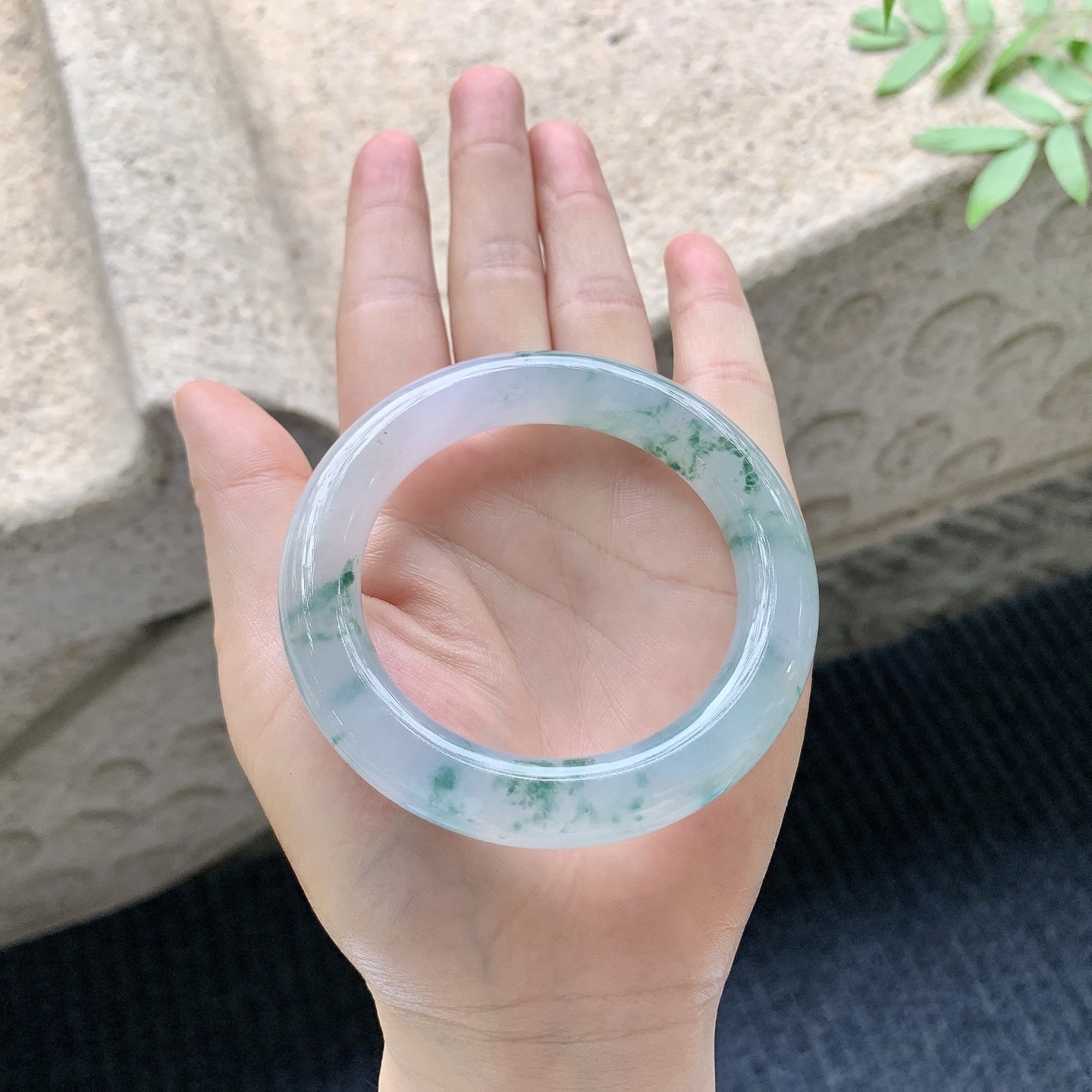 圆条51 52【圈口】52.2/11/11【编码】B2041016【描述】冰糯飘花，水润，种老，细腻