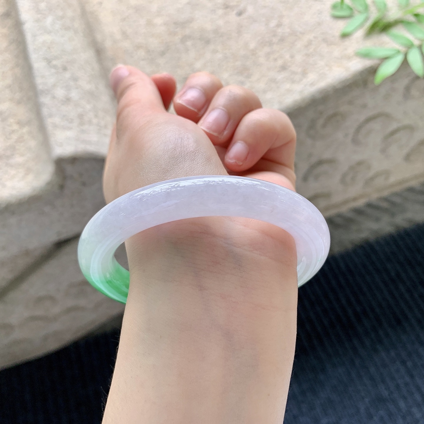 圆条57 58 【圈口】58/10.2/10.6 【编码】HT041026 【描述】冰糯辣阳绿，色辣，水润，种老，细腻，打灯有棉线