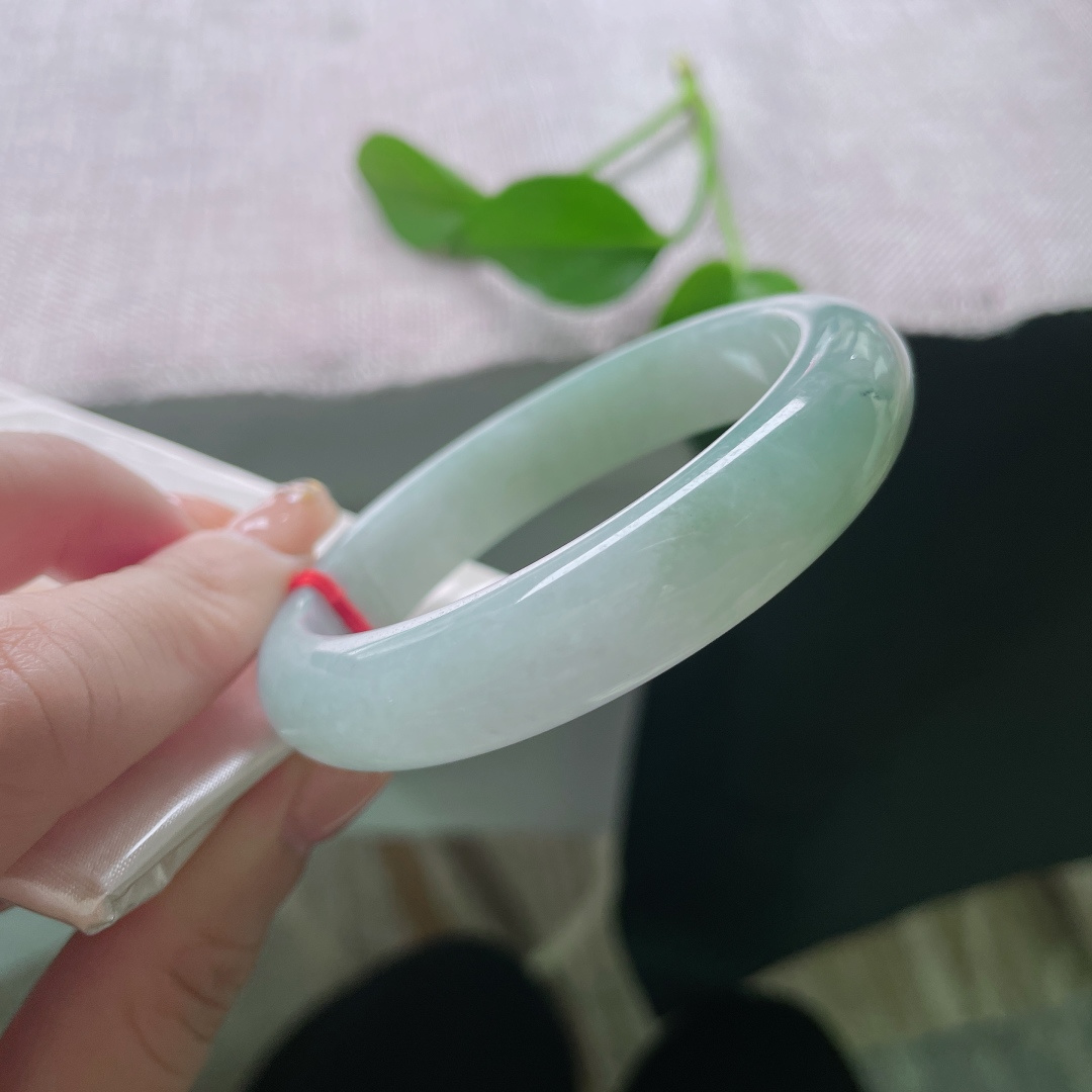 54/12.2/7.9，淡绿底正圈，水头好，种老，佩戴优雅端庄，素丽，乌鸡