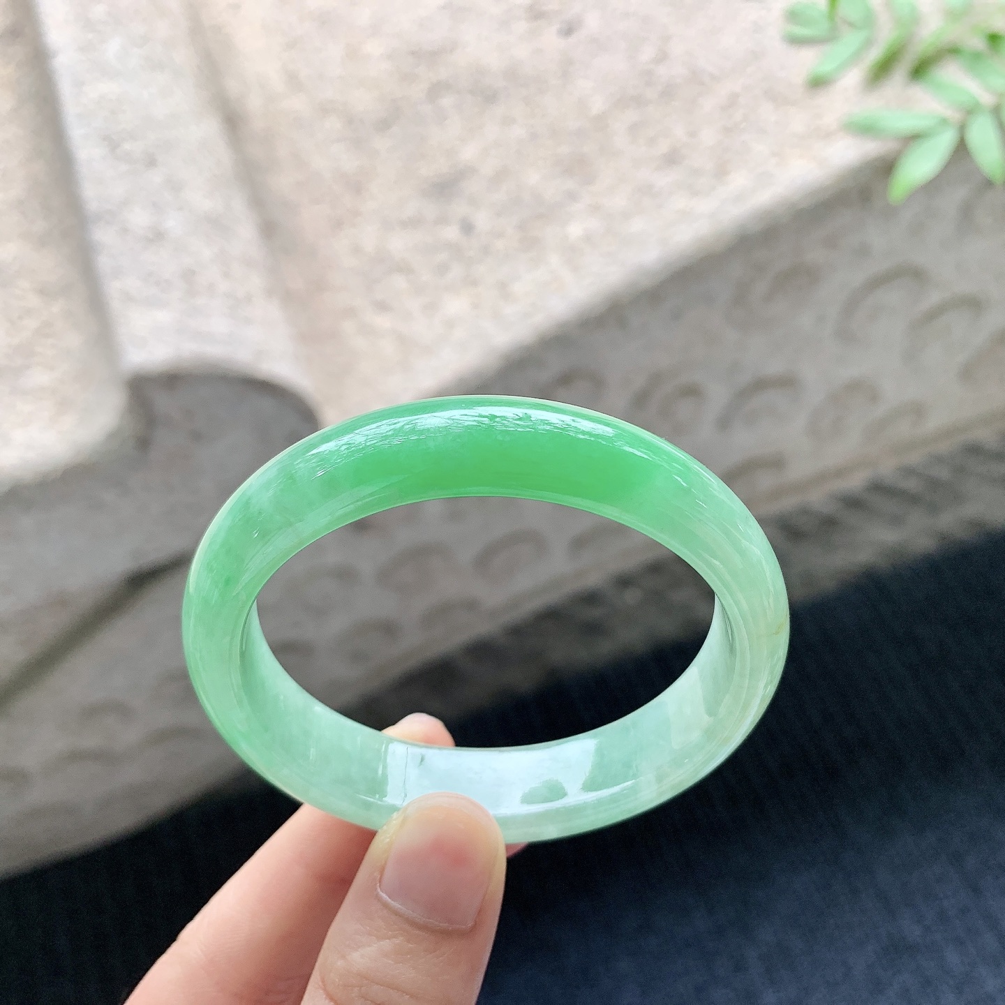 贵妃53 54 【圈口】54/47/13/7.2 【编码】A1041044 【描述】糯冰辣阳绿，水润，种老，细腻，打灯有棉线