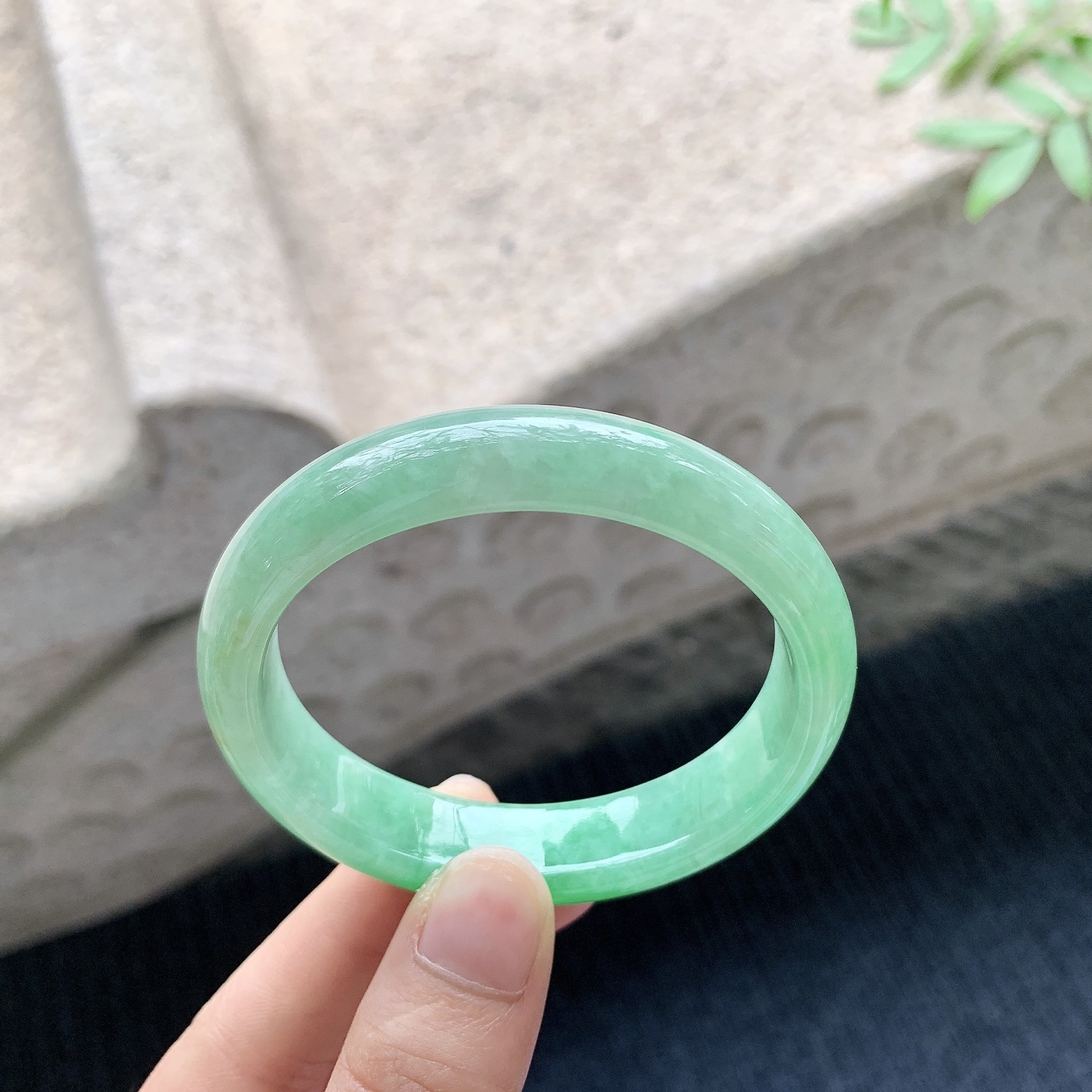 贵妃53 54 【圈口】54/47/13/7.2 【编码】A1041044 【描述】糯冰辣阳绿，水润，种老，细腻，打灯有棉线