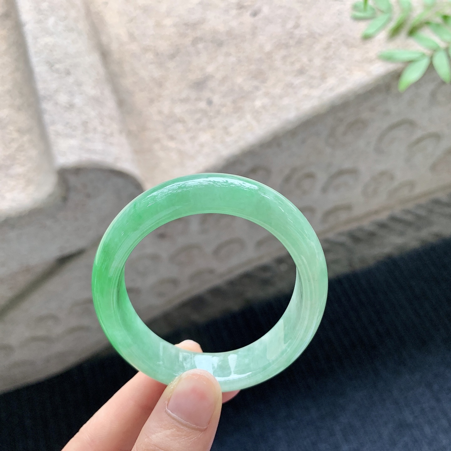 贵妃53 54 【圈口】54/47/13/7.2 【编码】A1041044 【描述】糯冰辣阳绿，水润，种老，细腻，打灯有棉线