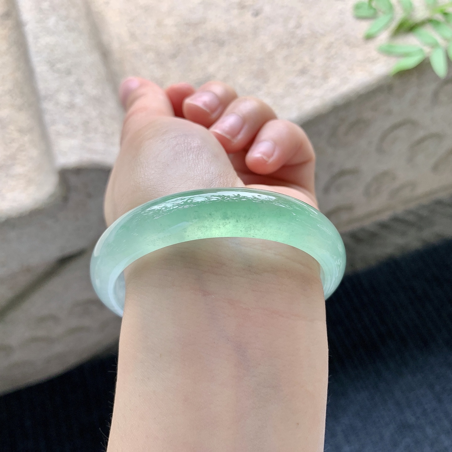 正圈54 55【圈口】54.8/12.2/7【编码】TR041038【描述】高冰飘阳绿，起荧光，水润，种老，无裂纹