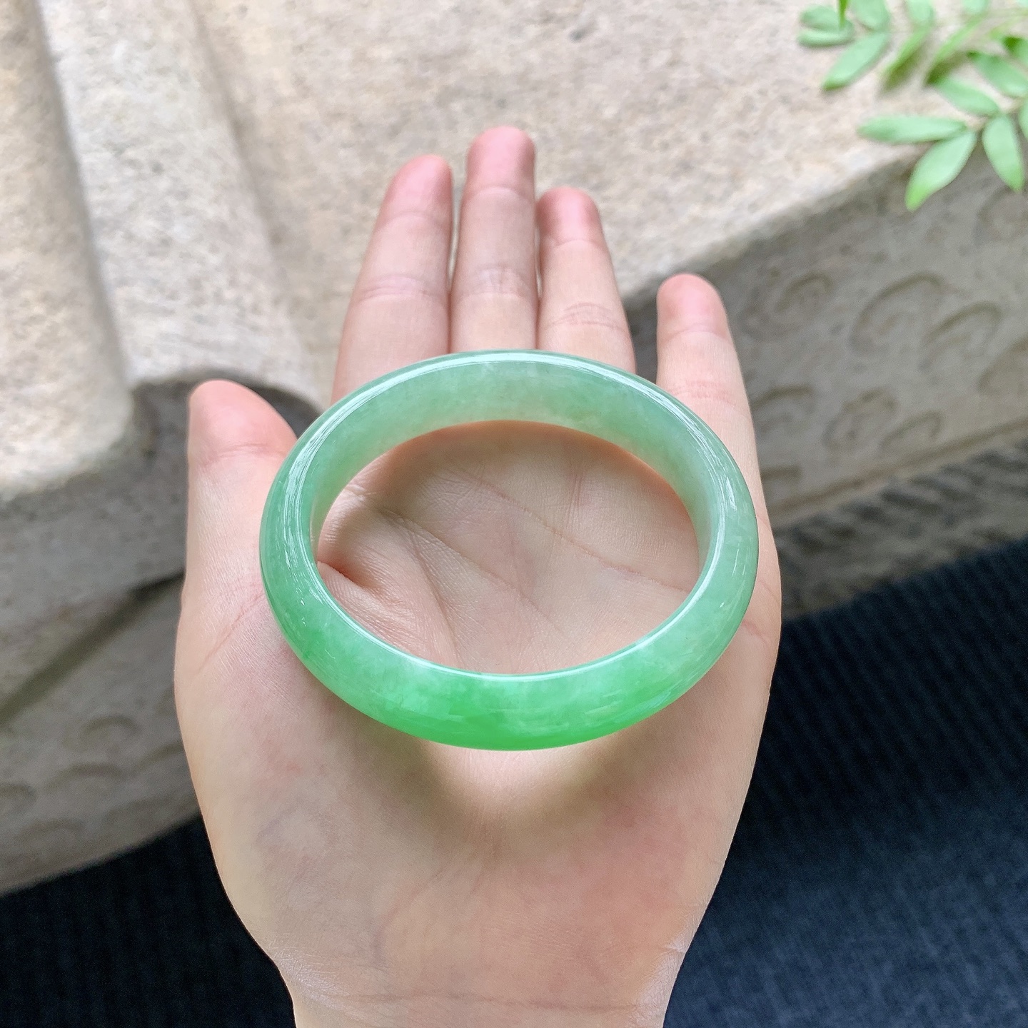 贵妃53 54 【圈口】54/47/13/7.2 【编码】A1041044 【描述】糯冰辣阳绿，水润，种老，细腻，打灯有棉线