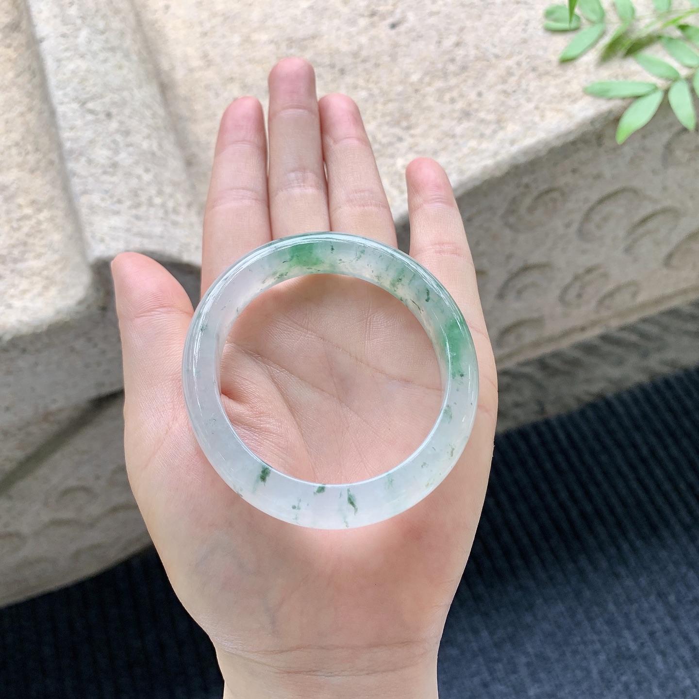 贵妃54 55【圈口】55/49.3/11.3/7.6【编码】A4041014【描述】冰飘花，清透，水润，种老，细腻，无纹裂