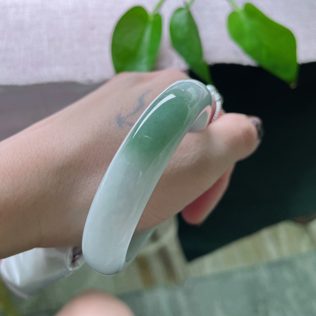 55.7/13.4/7.7油青正圈，水润细腻，一抹绿色，婉间温婉，贵气。，ss49280a