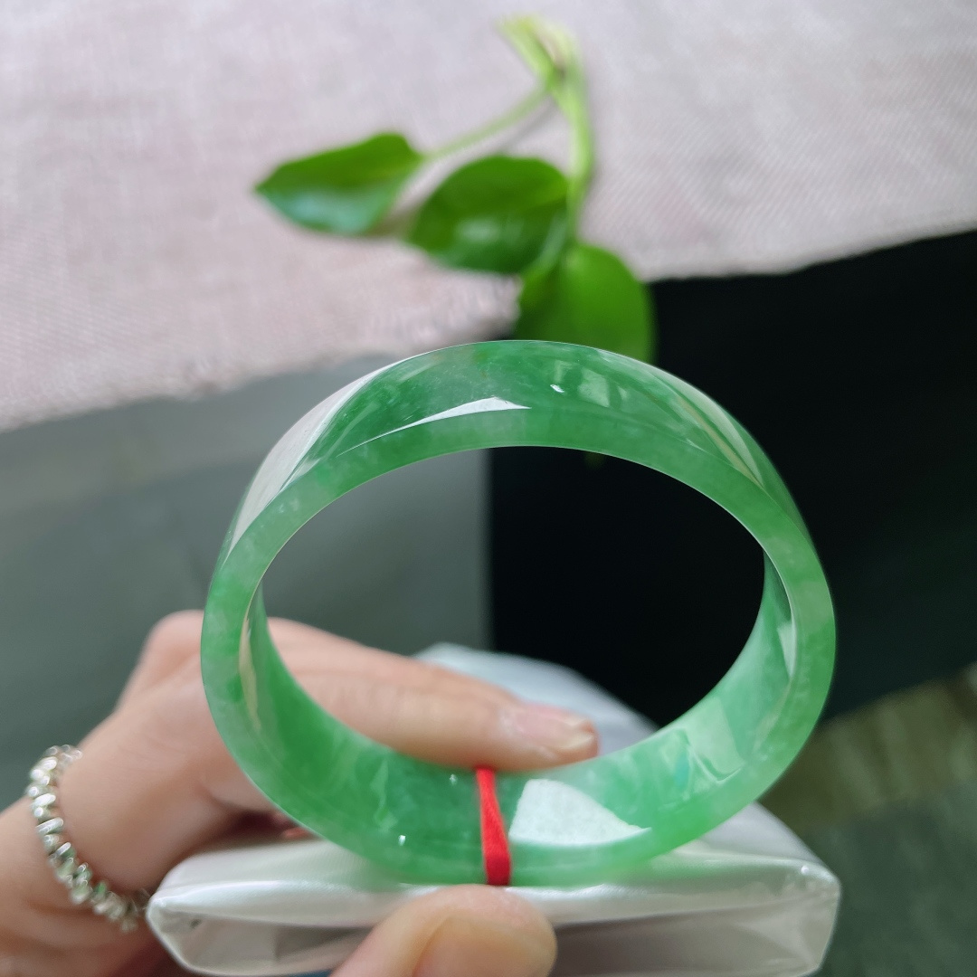 52/13.6/4.2，绿底正圈，方镯，水头好，圆弧内里，温润贴合，是与你相契的柔肠。一点皮纹，ss