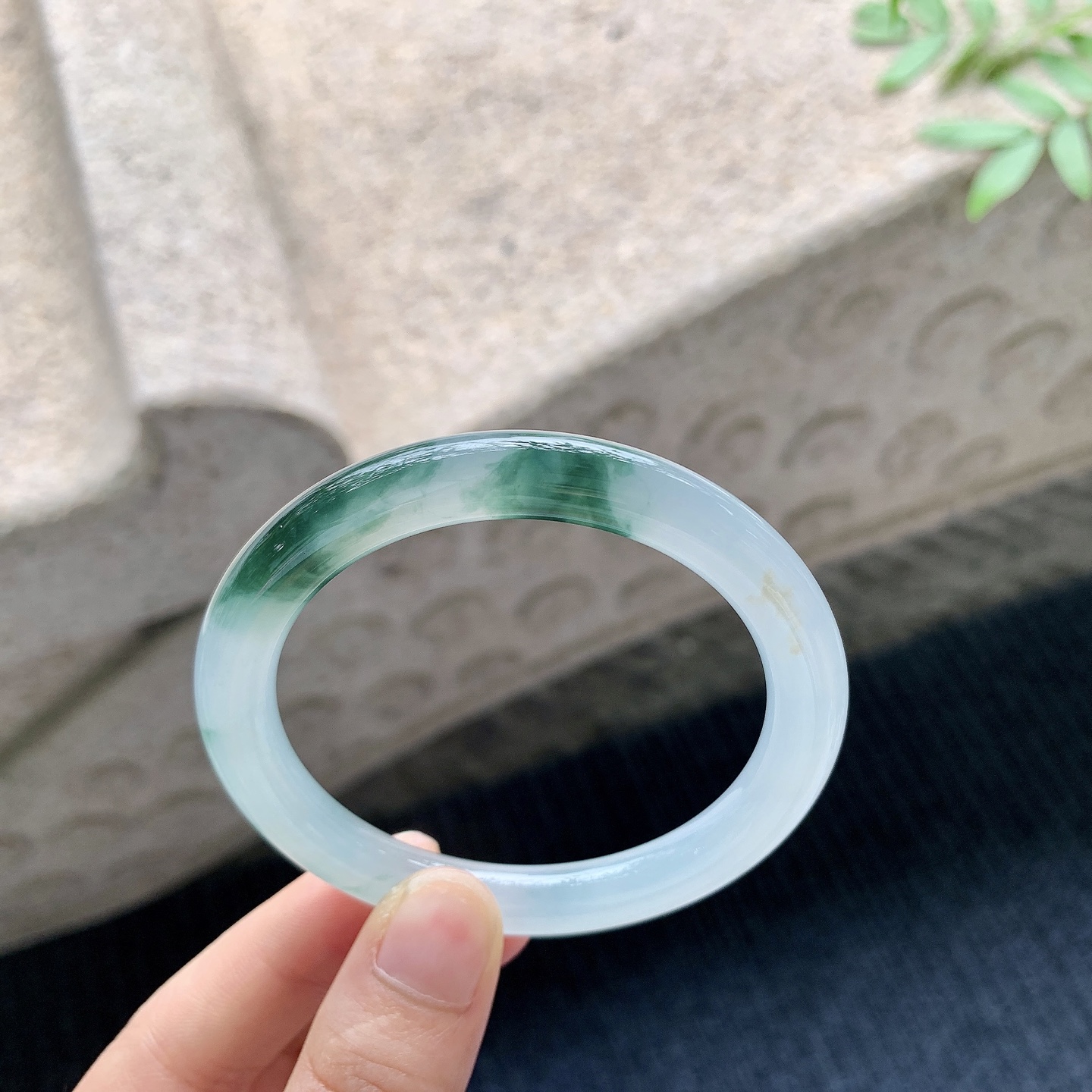 圆条52 53【圈口】53.2/7.6/8【编码】A4041012【描述】冰飘绿，清透，水润，种老，细腻，打灯有絮线