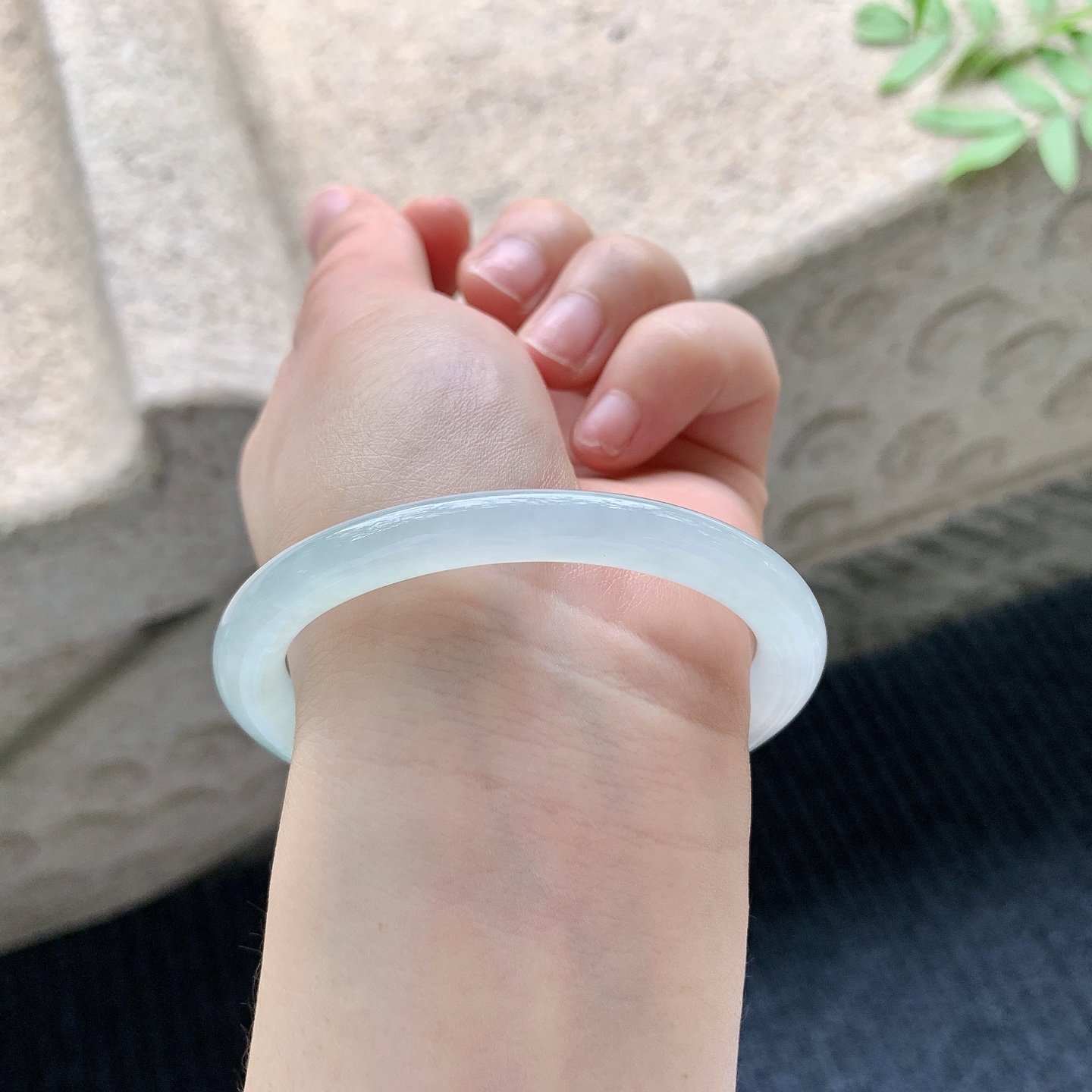 贵妃52 53 【圈口】53.4/46.4/7/7.5 【编码】GL041030 【描述】冰糯飘绿，水润，种老，细腻，无纹裂